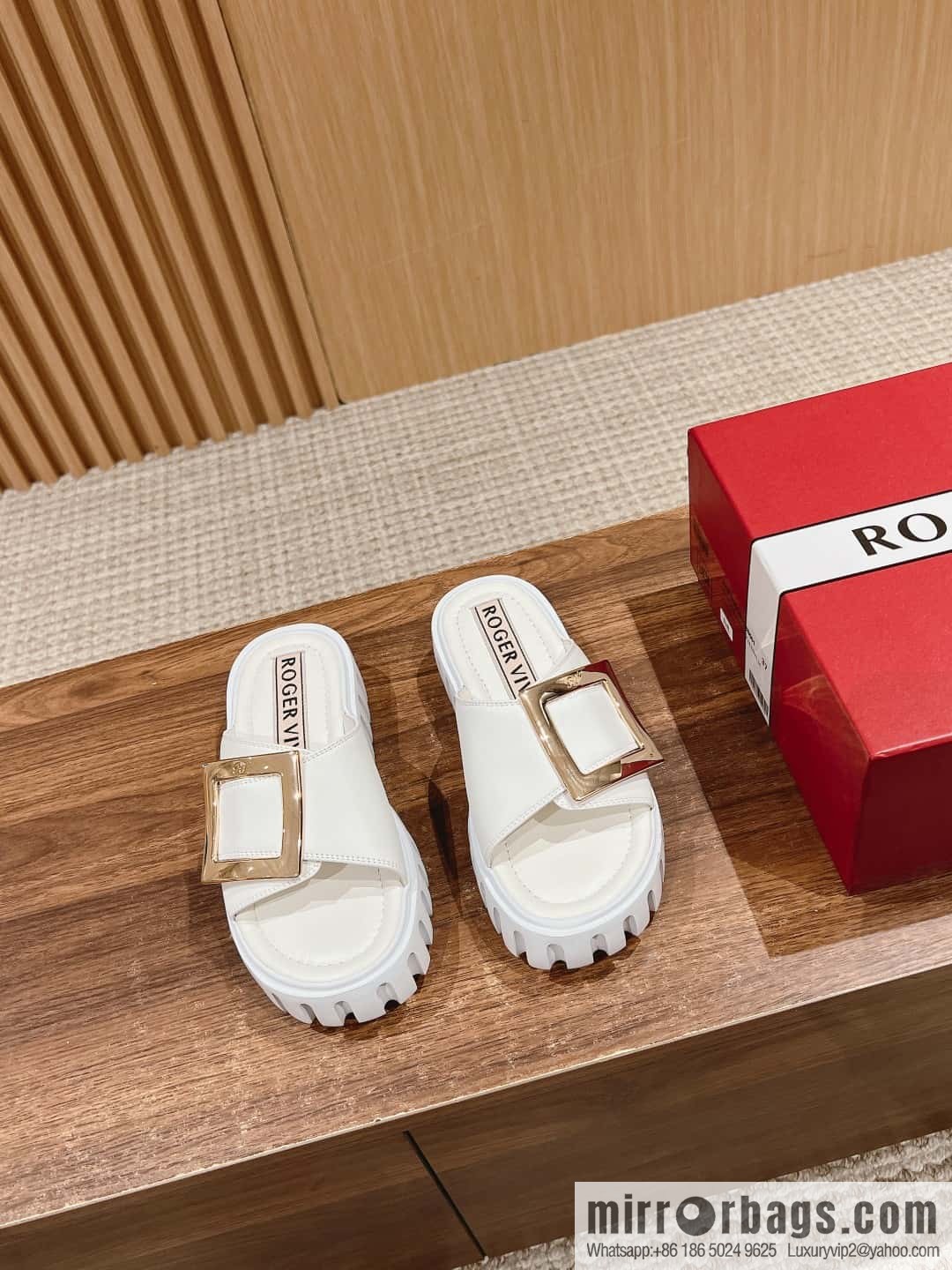 𝐑𝐎𝐆𝐄𝐑 𝐕𝐈𝐕𝐈𝐄𝐑 Roger Vivia's new cookie platform slippers