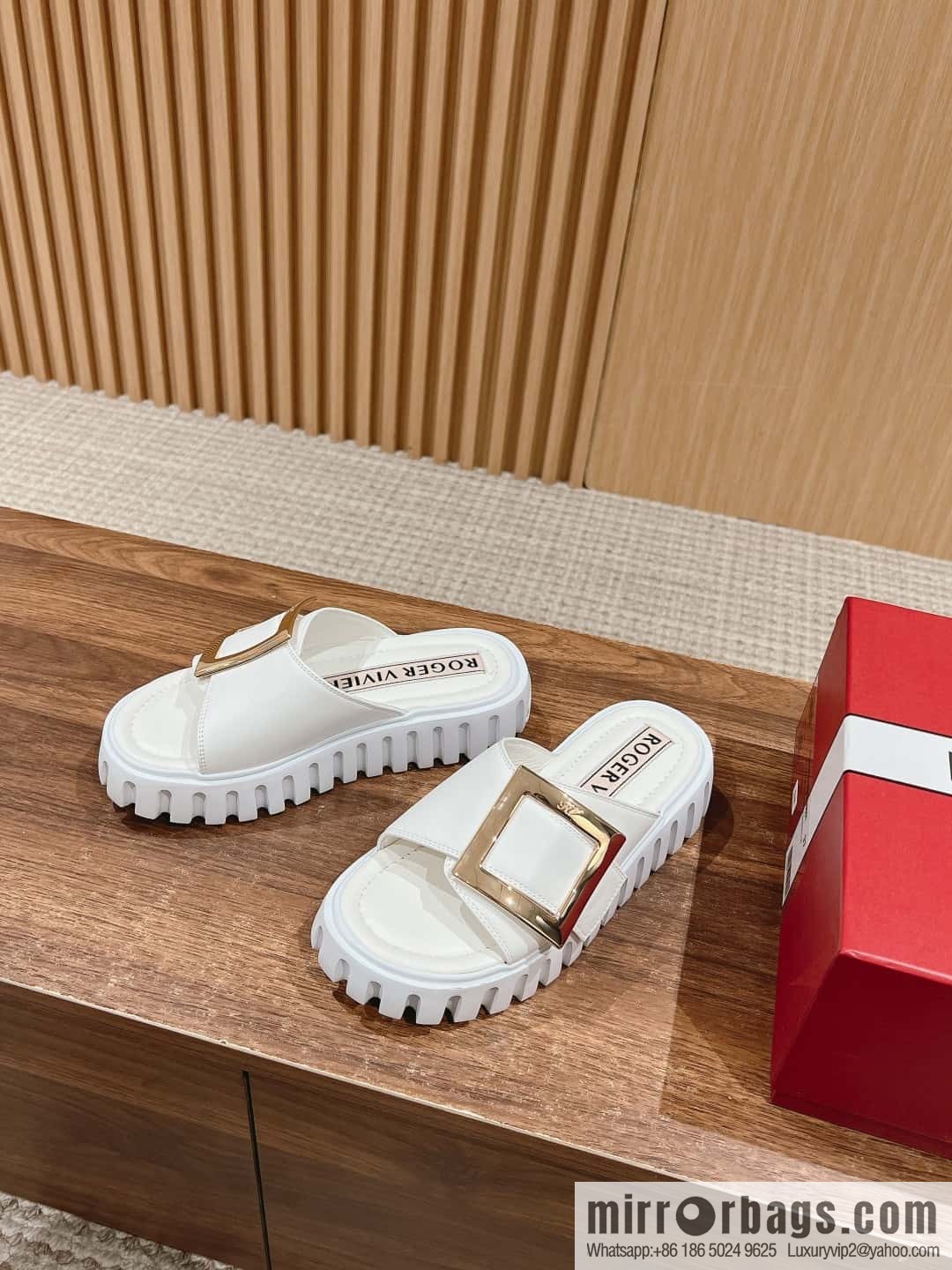 𝐑𝐎𝐆𝐄𝐑 𝐕𝐈𝐕𝐈𝐄𝐑 Roger Vivia's new cookie platform slippers