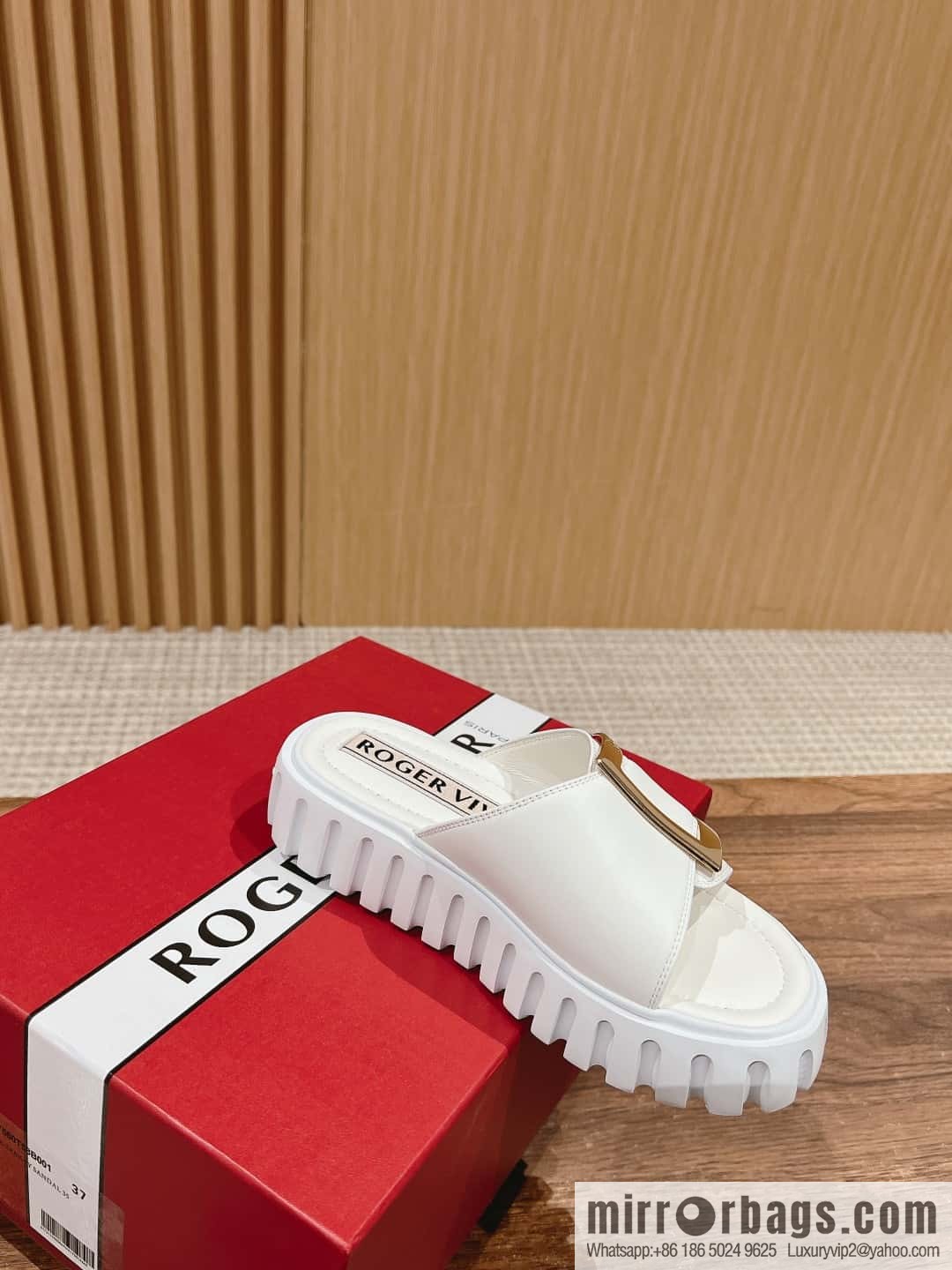𝐑𝐎𝐆𝐄𝐑 𝐕𝐈𝐕𝐈𝐄𝐑 Roger Vivia's new cookie platform slippers