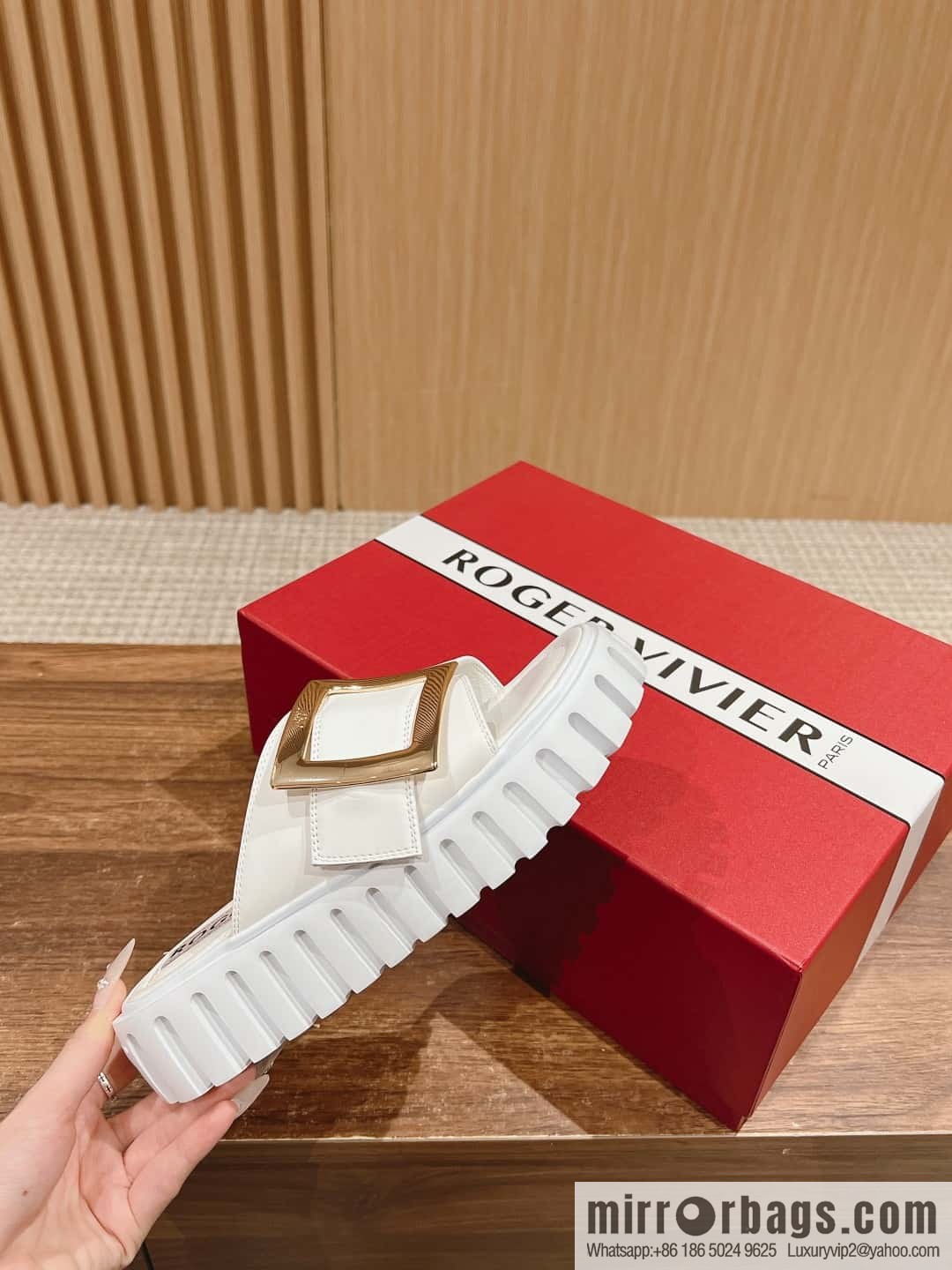 𝐑𝐎𝐆𝐄𝐑 𝐕𝐈𝐕𝐈𝐄𝐑 Roger Vivia's new cookie platform slippers
