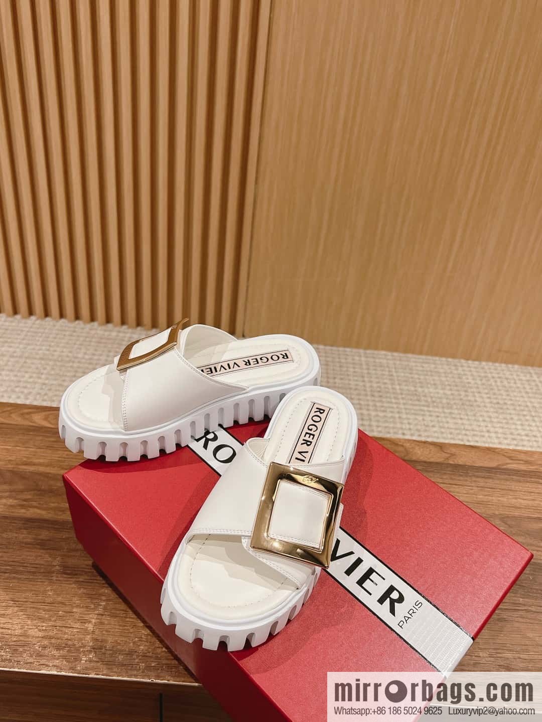 𝐑𝐎𝐆𝐄𝐑 𝐕𝐈𝐕𝐈𝐄𝐑 Roger Vivia's new cookie platform slippers