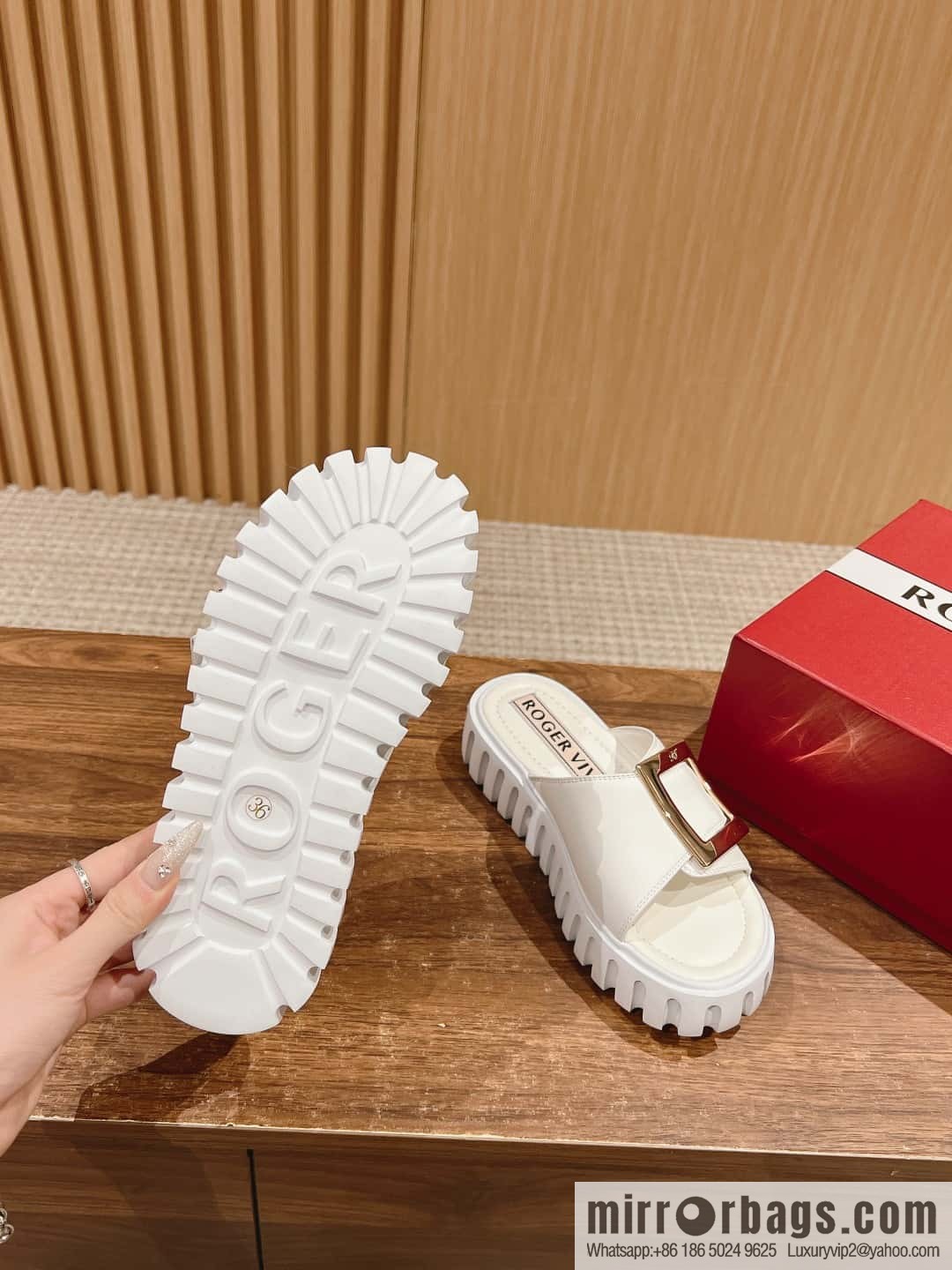 𝐑𝐎𝐆𝐄𝐑 𝐕𝐈𝐕𝐈𝐄𝐑 Roger Vivia's new cookie platform slippers