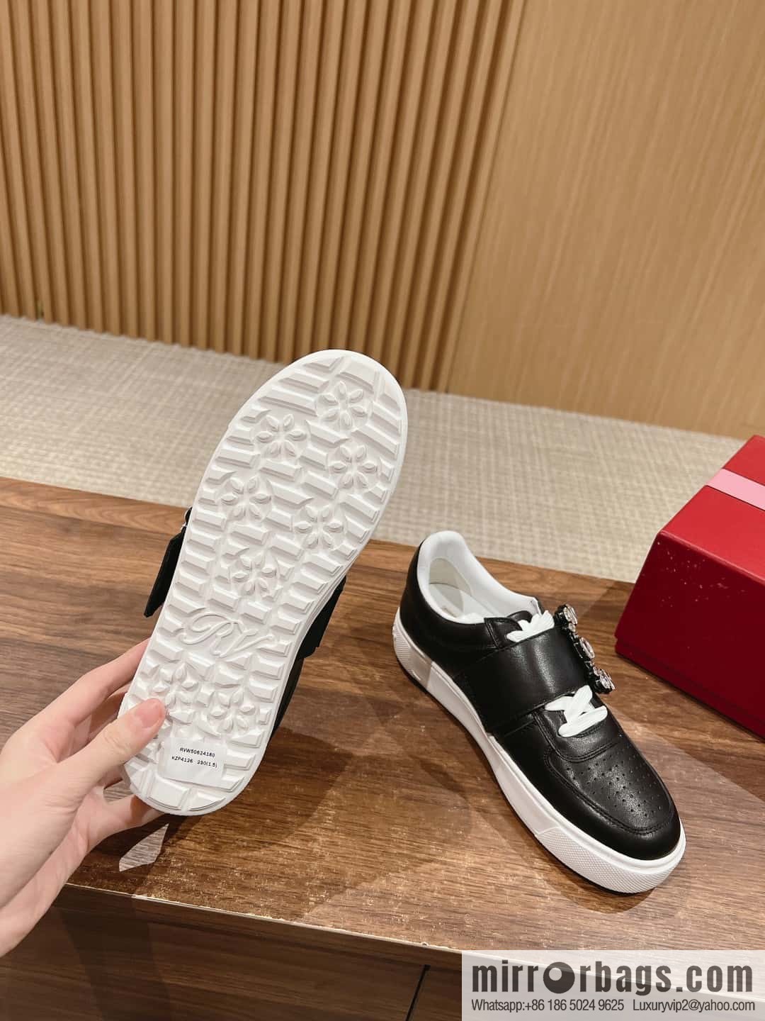 𝐑𝐨𝐠𝐞𝐫 𝐕𝐢𝐯𝐢𝐞𝐫# Roger Vivia's new Zhou Dongyu~ Tang Yan~ Linda's same RV square buckle white shoes