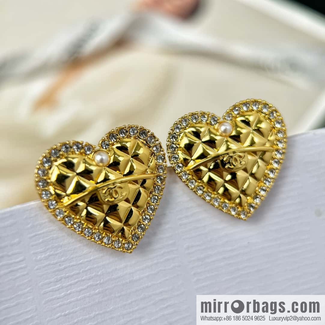 ❗️New ❗️ Chanel stud earrings ☀️ new ☑️ Chanel c1 double c gold diamond peach heart love stud earrings ☀️