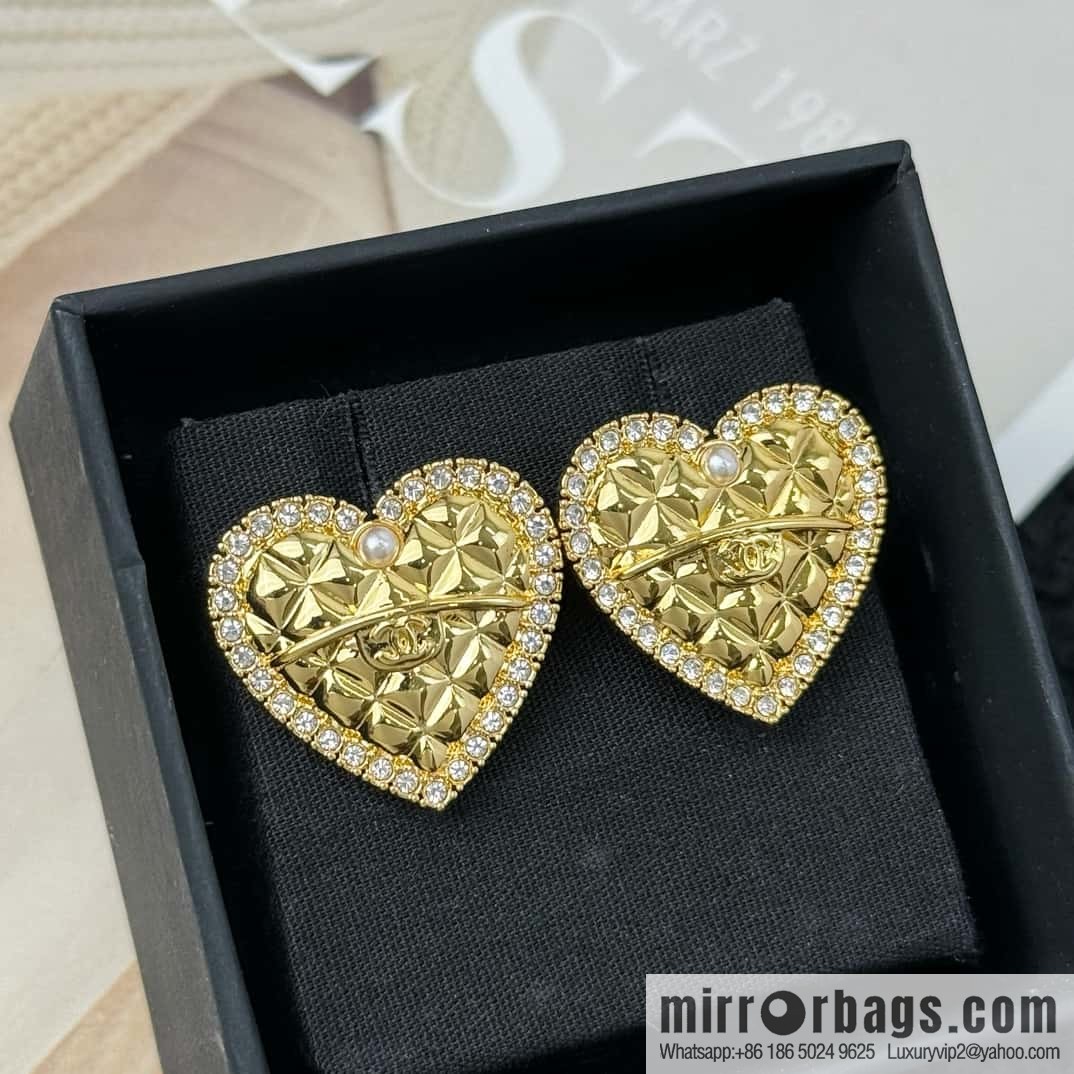 ❗️New ❗️ Chanel stud earrings ☀️ new ☑️ Chanel c1 double c gold diamond peach heart love stud earrings ☀️