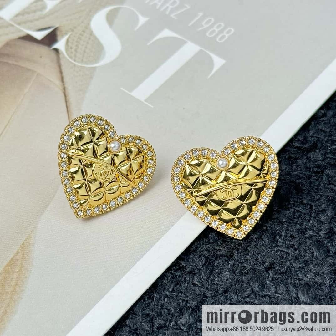 ❗️New ❗️ Chanel stud earrings ☀️ new ☑️ Chanel c1 double c gold diamond peach heart love stud earrings ☀️