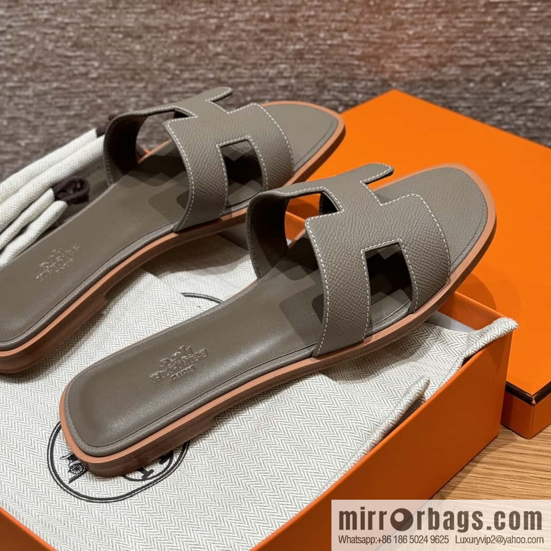 HERMES 181 Oran Slippers M8/Gris Asphalte/Asphalt Grey Epsom/Palmprint