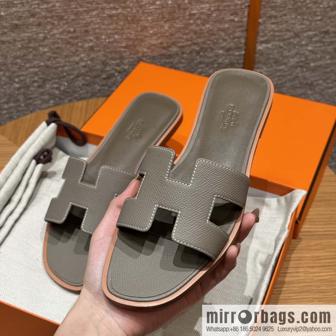 HERMES 181 Oran Slippers M8/Gris Asphalte/Asphalt Grey Epsom/Palmprint