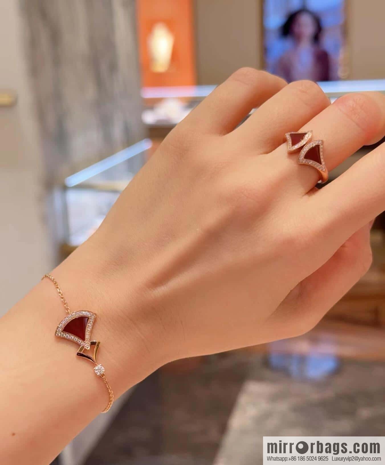 ❗️New ❗️ ☀️☀ BVLGARI DIVAS'DREAM Chalcedony Fan Bracelet with Diamonds ☀️