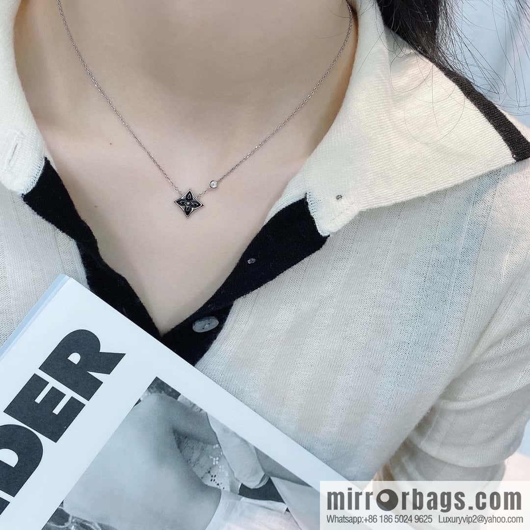 ❗️New ❗️ ☀ Original ☀ Louis Vuitton Louis Vuitton rhombus gray shell necklace ☀