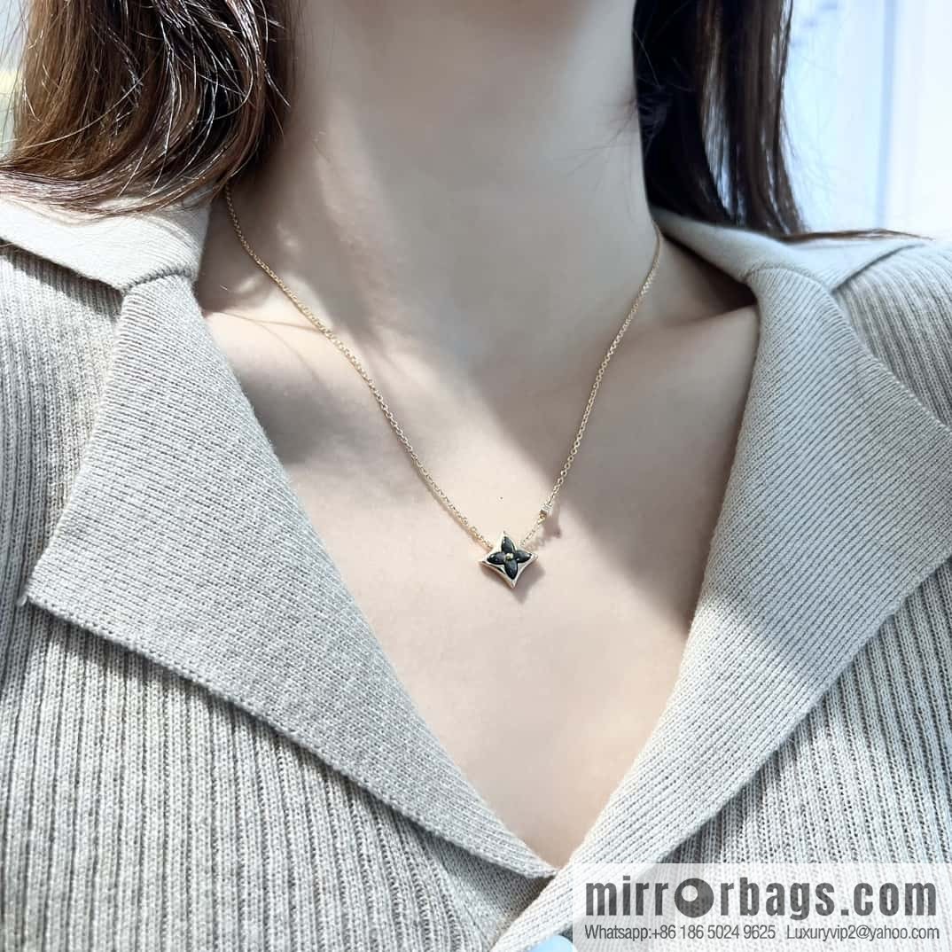 ❗️New ❗️ ☀ Original ☀ Louis Vuitton Louis Vuitton rhombus gray shell necklace ☀