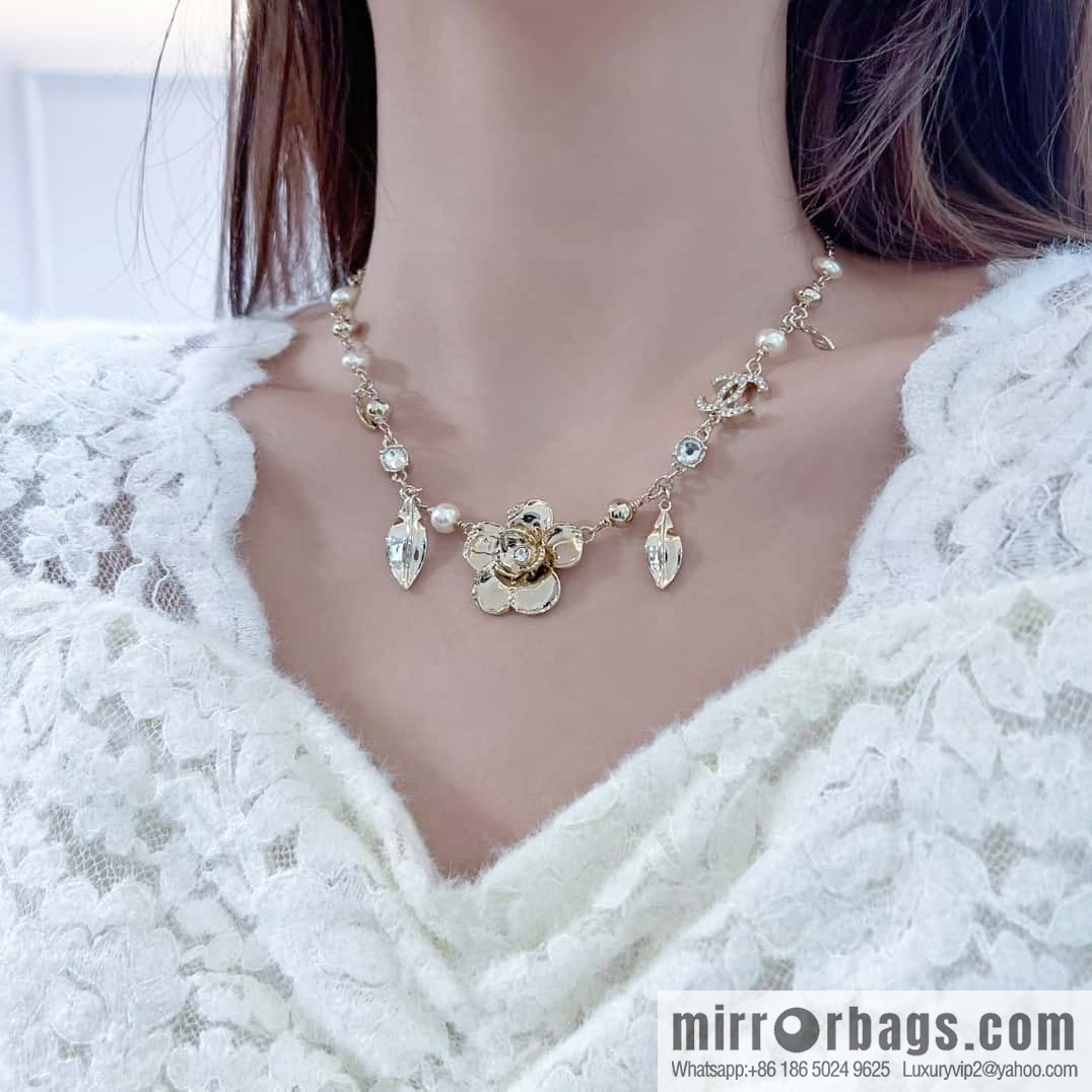 ❗️New ❗️ ☀️ New ☑️ Chanel Double C Gold Camellia Leaf Necklace ☀️