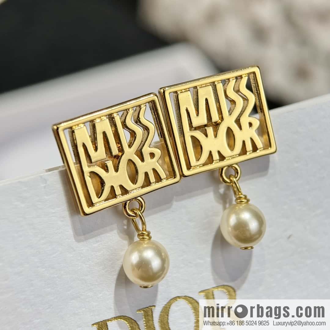 New ☑️ DIOR MISS pearl stud earrings
