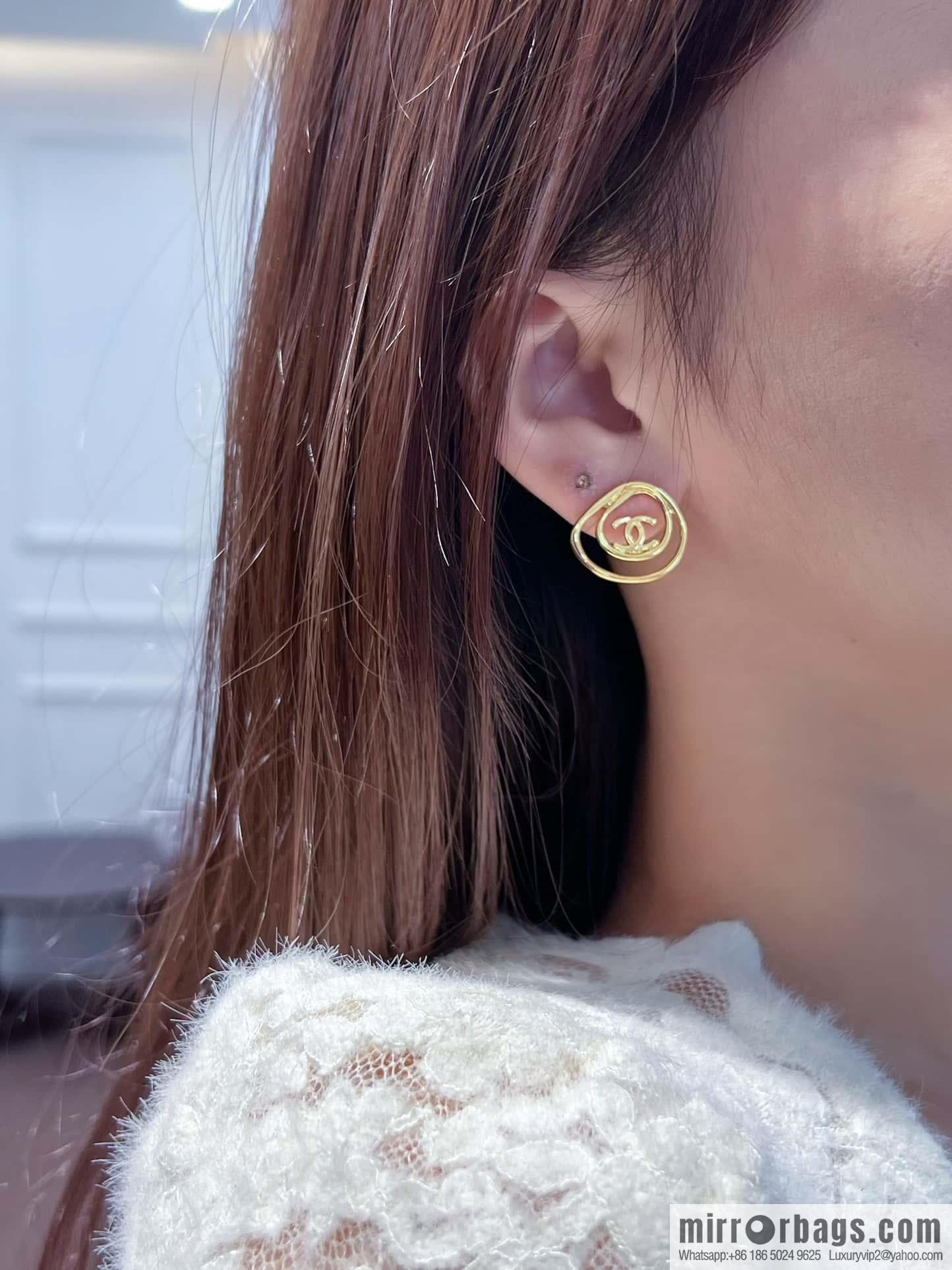 ❗️New ❗️☀️ new ☑️ Chanel c1 double c gold simple hollow stud earrings ☀️