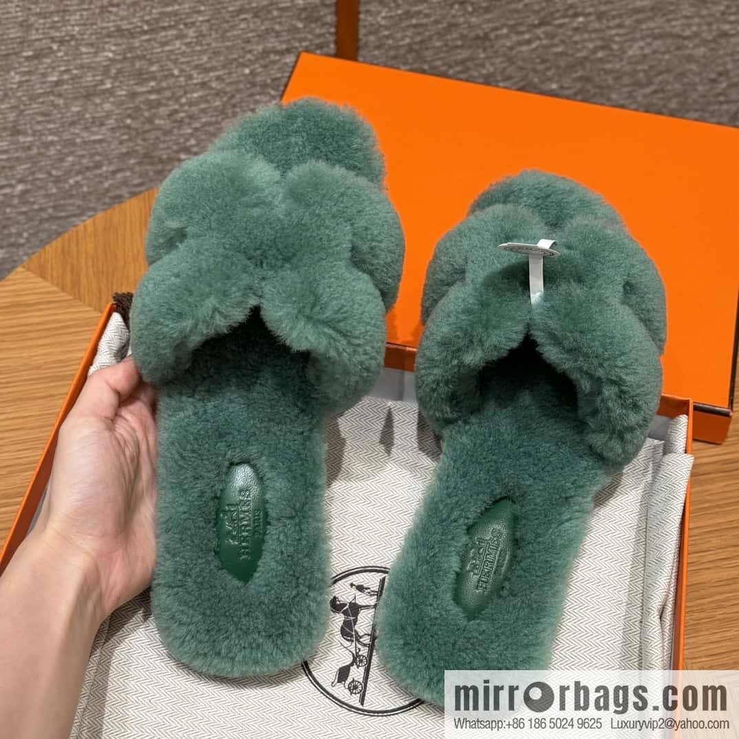 HERMES 181 Oran sandals, green/Green woolskin