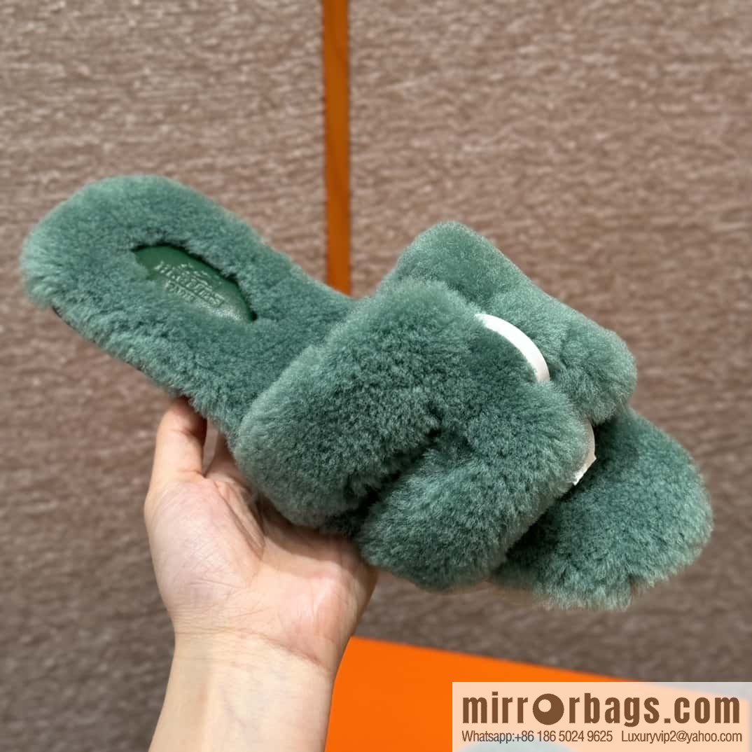 HERMES 181 Oran sandals, green/Green woolskin