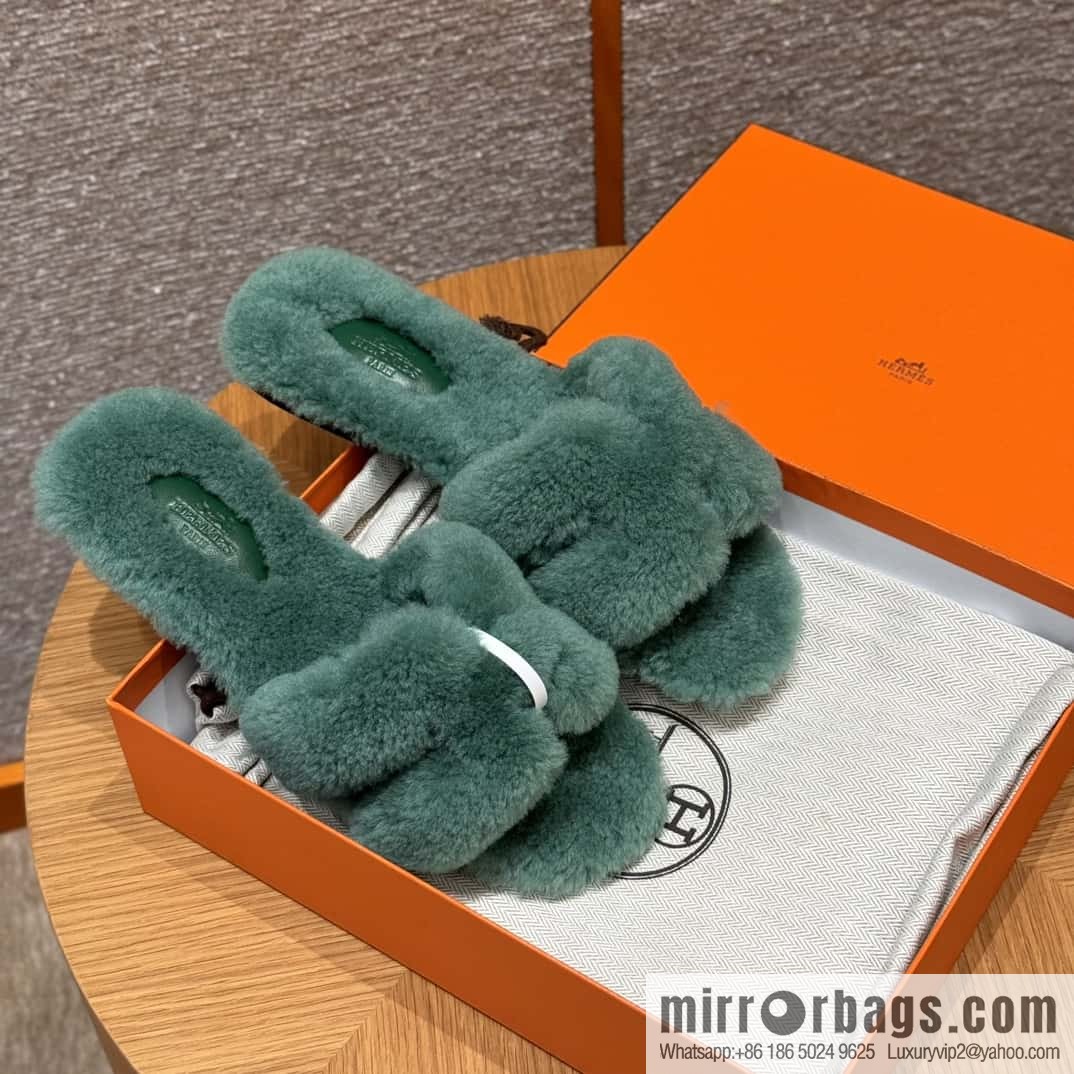 HERMES 181 Oran sandals, green/Green woolskin