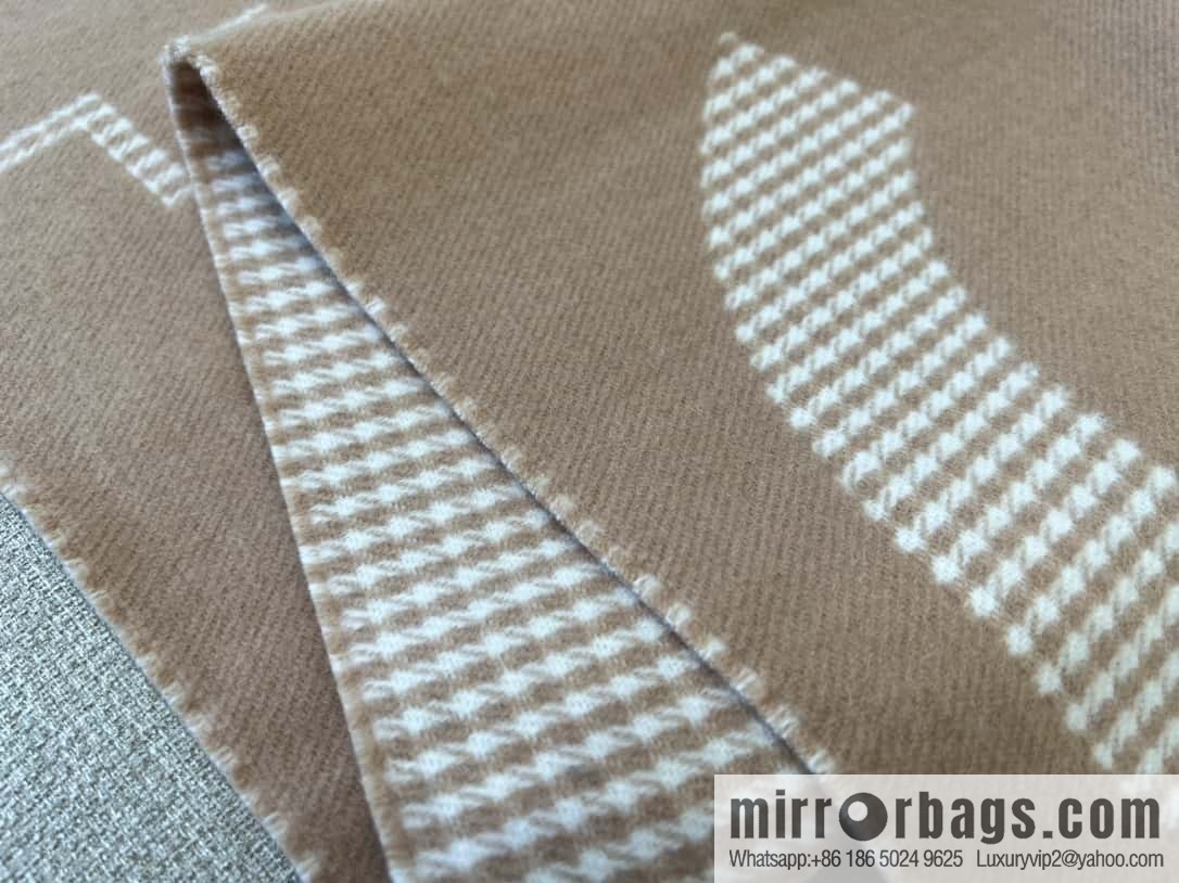 𝐂𝐇𝐀𝐍𝐄𝐋｜𝟐𝟑𝐛 thousand bird grid color matching double-sided cashmere scarf ▪️ milk tea color