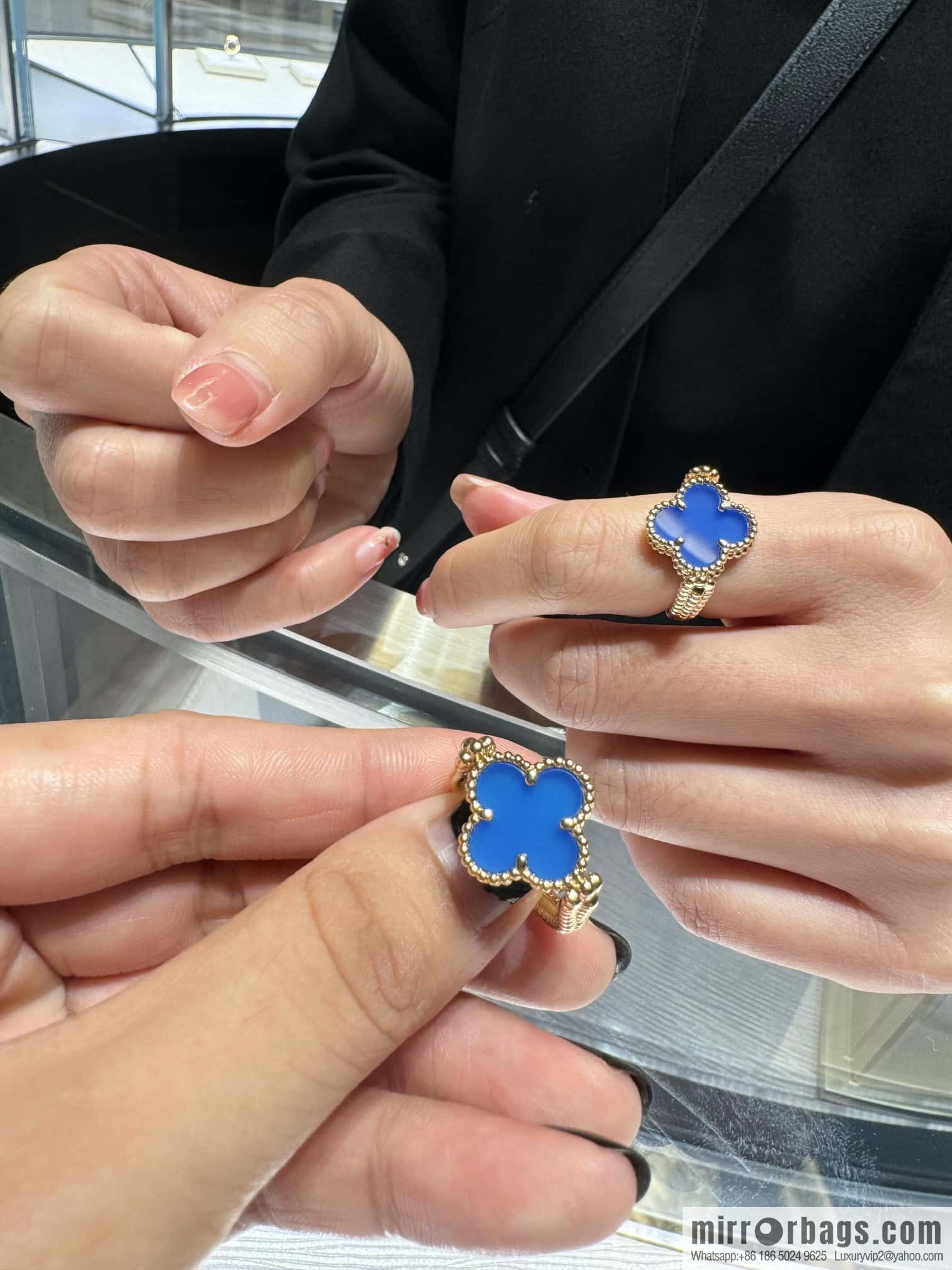 ❗️New product explosion ❗️ ☀️ Van Cleef & Arpels Vintage Alhambra flippable ring, blue agate on one side and engraved flower on the other side ☀️