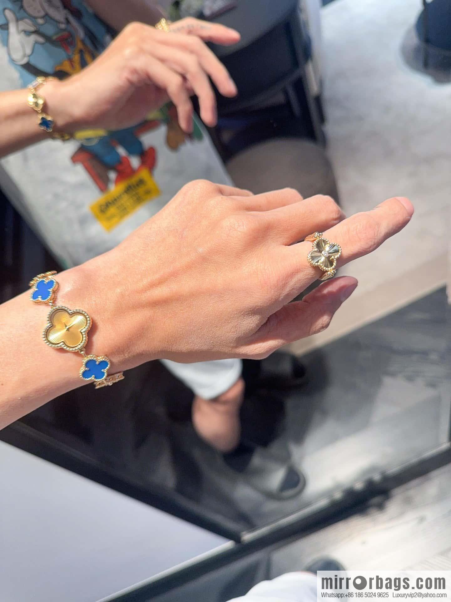 ❗️New product explosion ❗️ ☀️ Van Cleef & Arpels Vintage Alhambra flippable ring, blue agate on one side and engraved flower on the other side ☀️