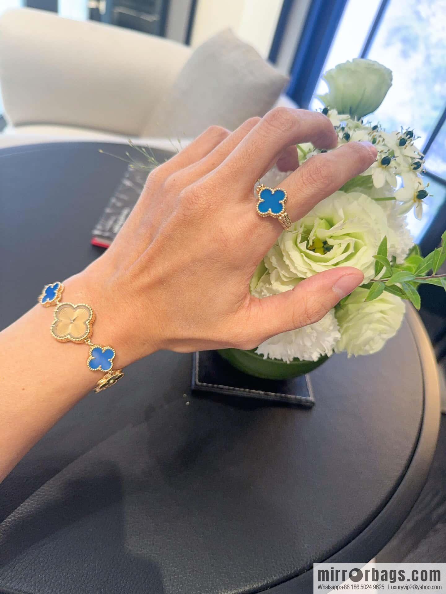 ❗️New product explosion ❗️ ☀️ Van Cleef & Arpels Vintage Alhambra flippable ring, blue agate on one side and engraved flower on the other side ☀️
