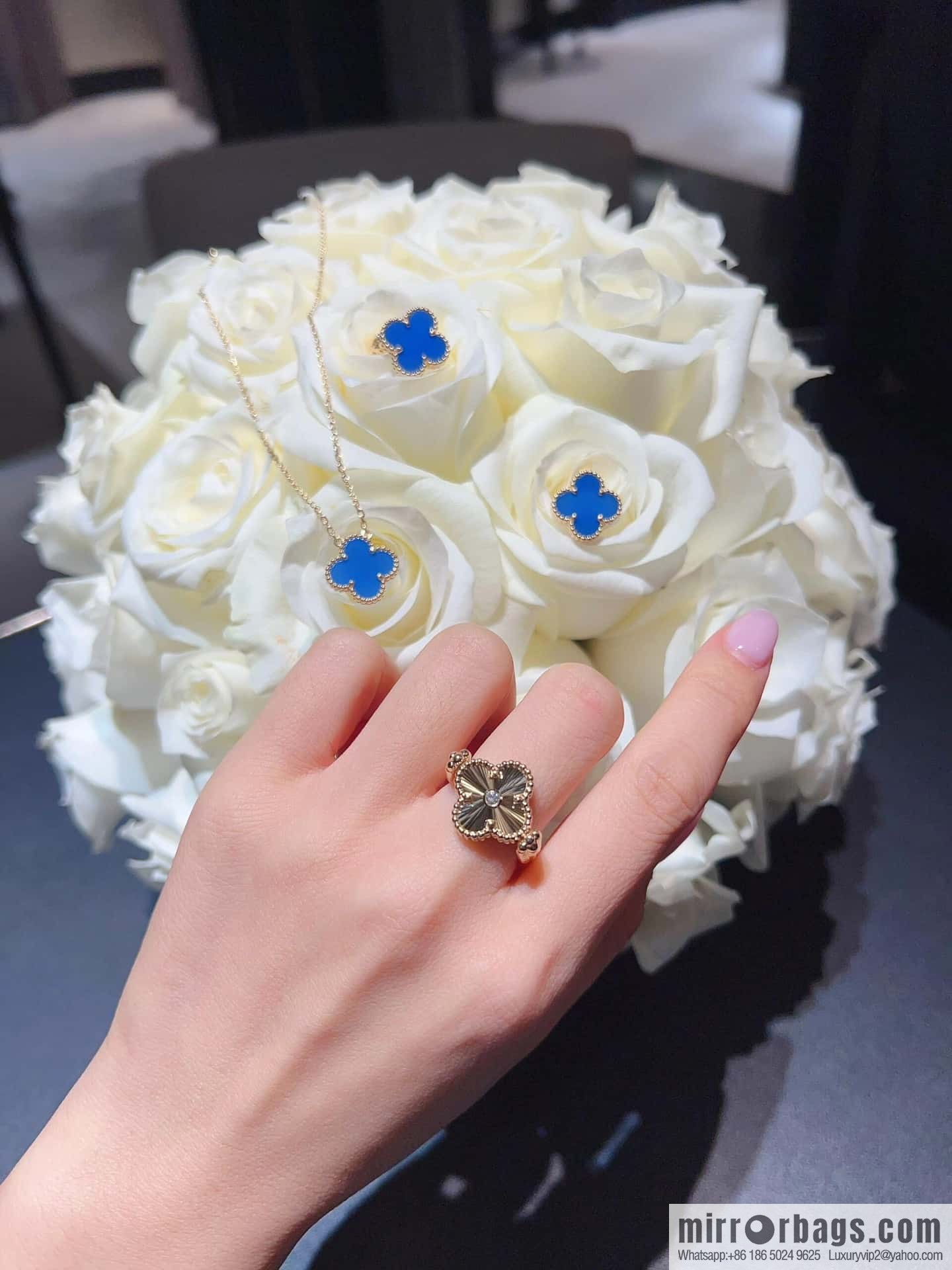 ❗️New product explosion ❗️ ☀️ Van Cleef & Arpels Vintage Alhambra flippable ring, blue agate on one side and engraved flower on the other side ☀️
