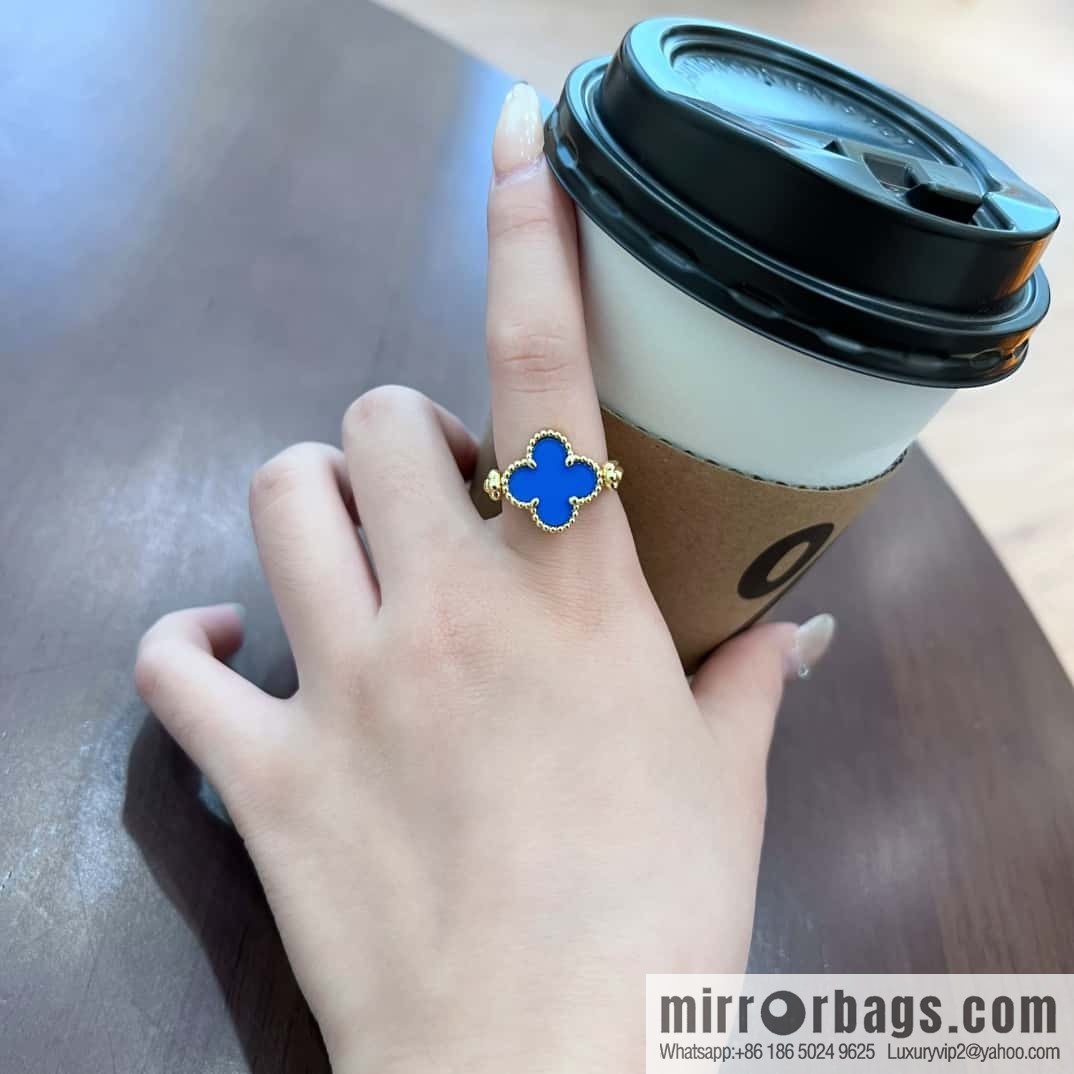❗️New product explosion ❗️ ☀️ Van Cleef & Arpels Vintage Alhambra flippable ring, blue agate on one side and engraved flower on the other side ☀️