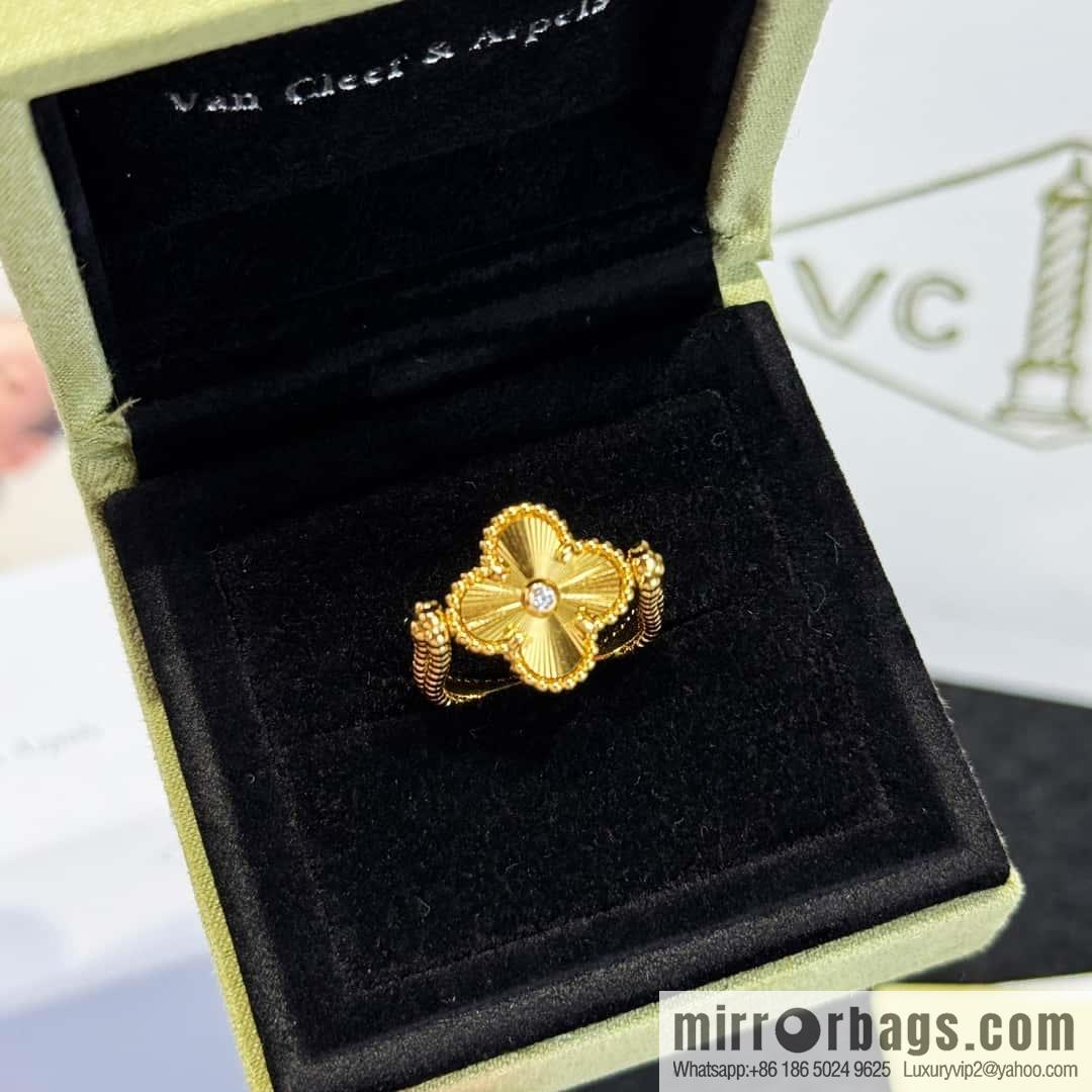 ❗️New product explosion ❗️ ☀️ Van Cleef & Arpels Vintage Alhambra flippable ring, blue agate on one side and engraved flower on the other side ☀️