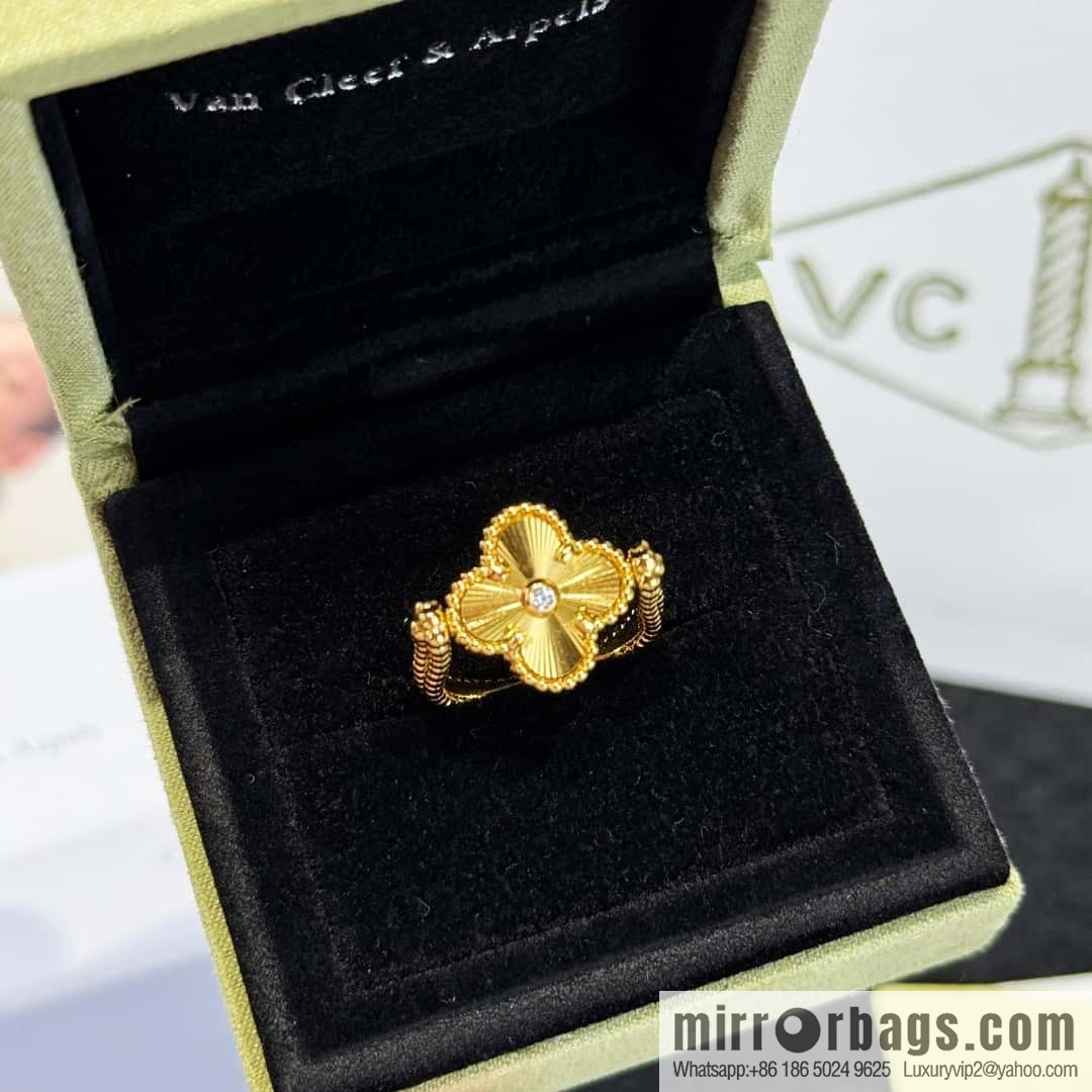 ❗️New product explosion ❗️ ☀️ Van Cleef & Arpels Vintage Alhambra flippable ring, blue agate on one side and engraved flower on the other side ☀️