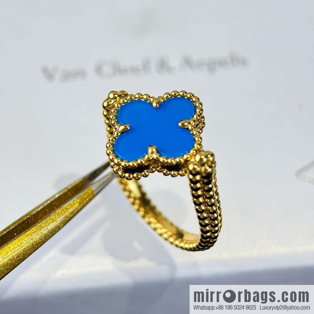 ❗️New product explosion ❗️ ☀️ Van Cleef & Arpels Vintage Alhambra flippable ring, blue agate on one side and engraved flower on the other side ☀️