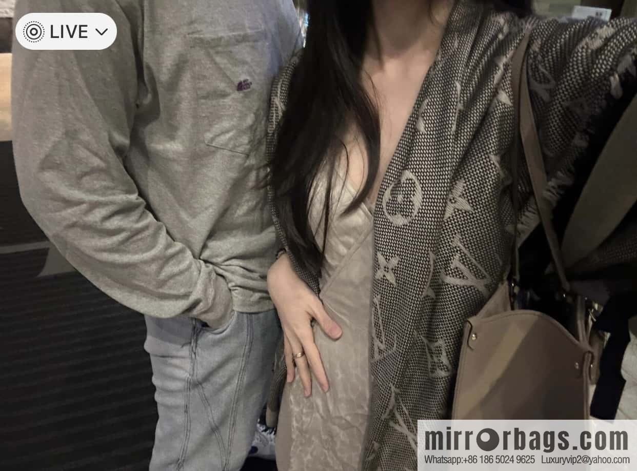𝐋𝐨𝐮𝐢𝐬 𝐯𝐮𝐢𝐭𝐭𝐨𝐧₀『 NEO NATÉMONOGRAM Shawl 🔳 M73677