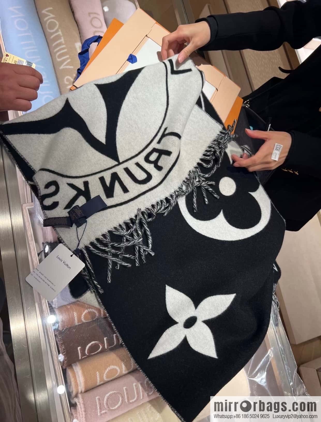 𝐋𝐨𝐮𝐢𝐬 𝐯𝐮𝐢𝐭𝐭𝐨𝐧 『 lock shawl code M92855 synchronized item number 🔐 black