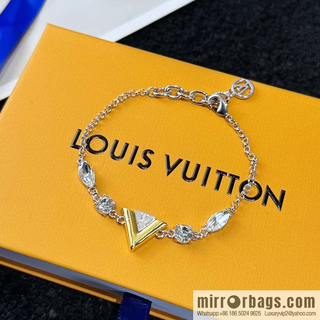 ❗️New ❗️ ☀ Louis Vuitton V letter bracelet ☀