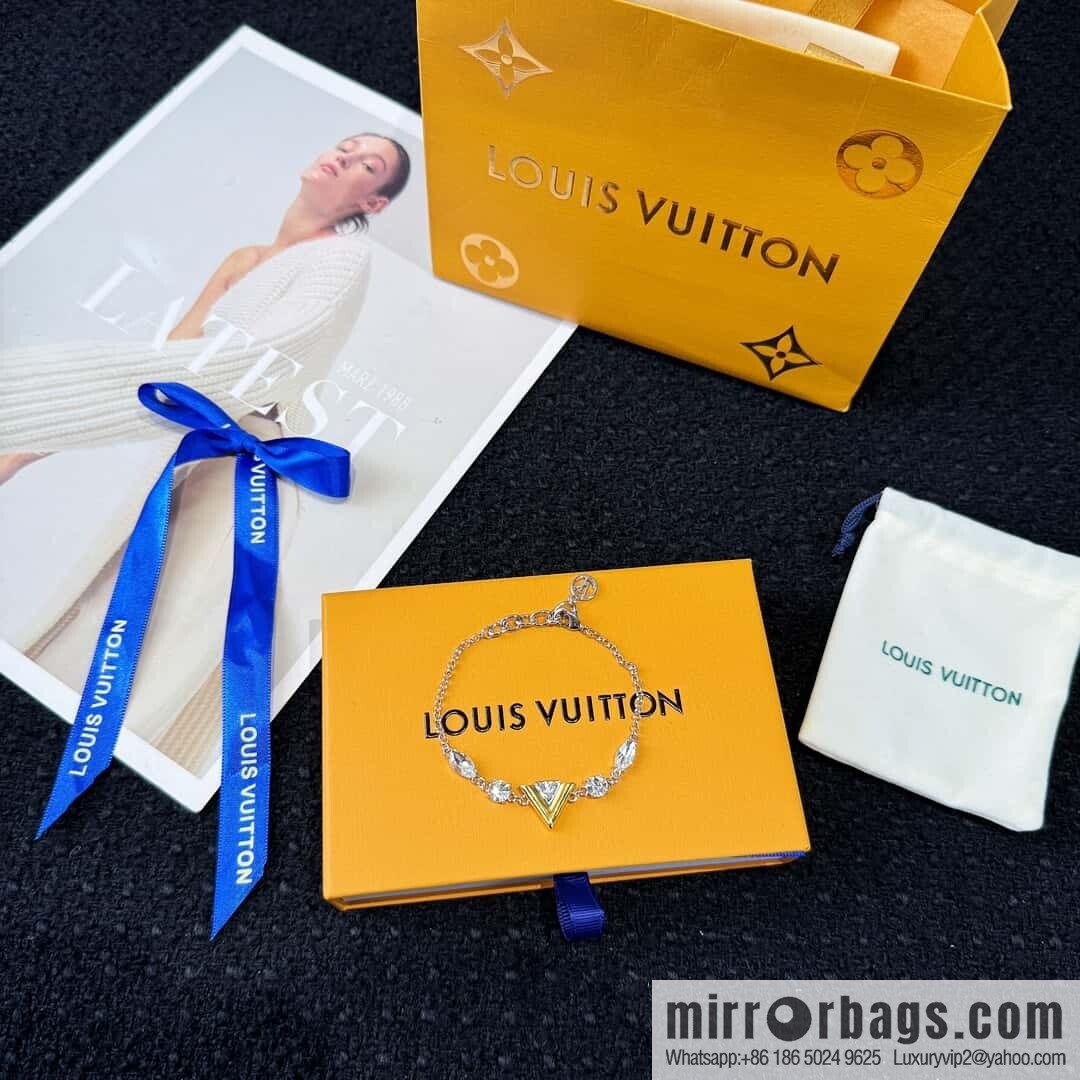 ❗️New ❗️ ☀ Louis Vuitton V letter bracelet ☀