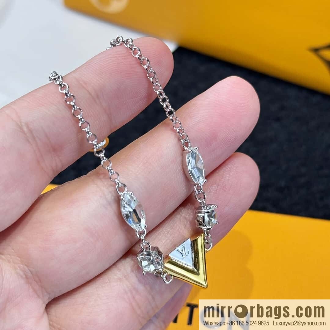 ❗️New ❗️ ☀ Louis Vuitton V letter bracelet ☀