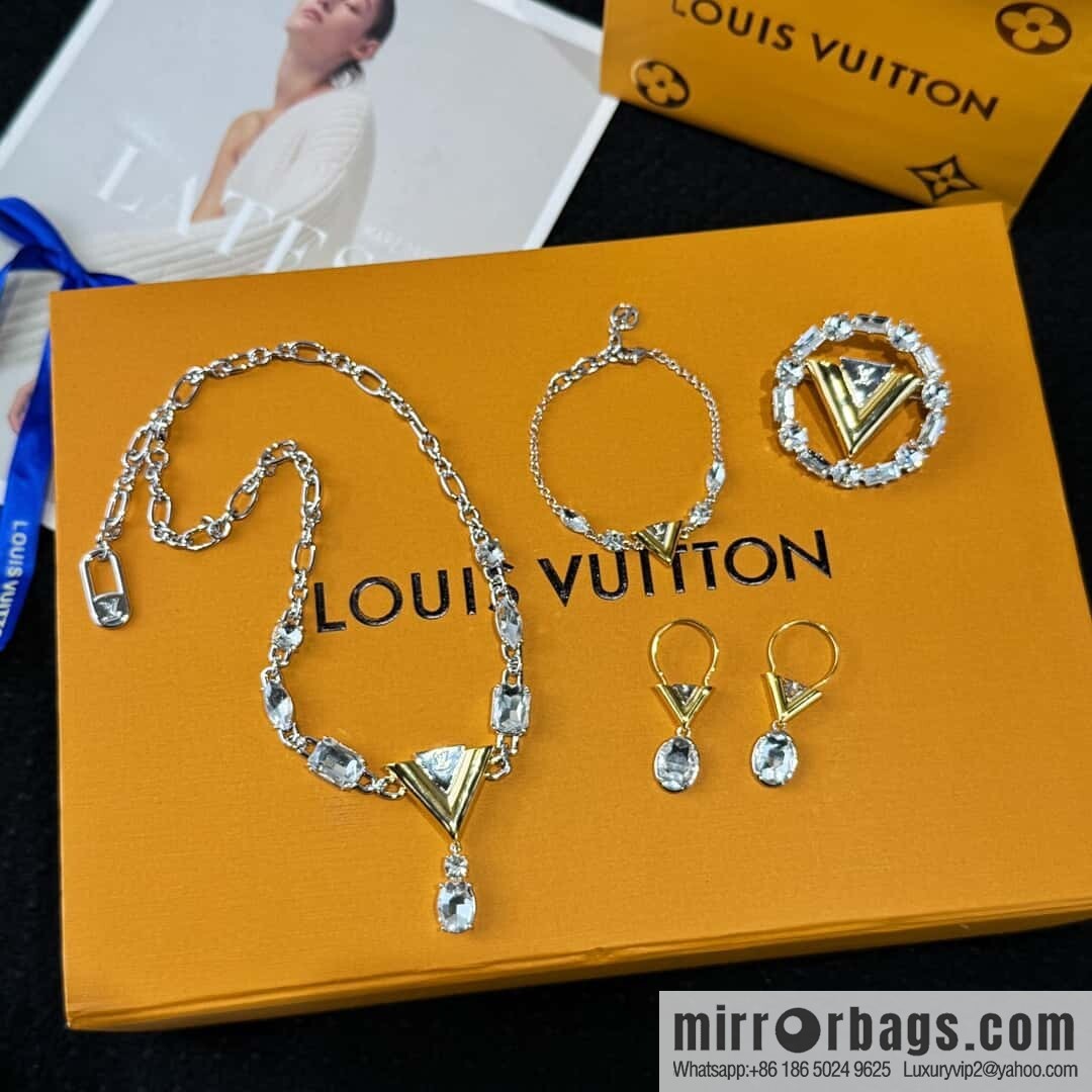 ❗️New ❗️ ☀ Louis Vuitton V letter necklace ☀