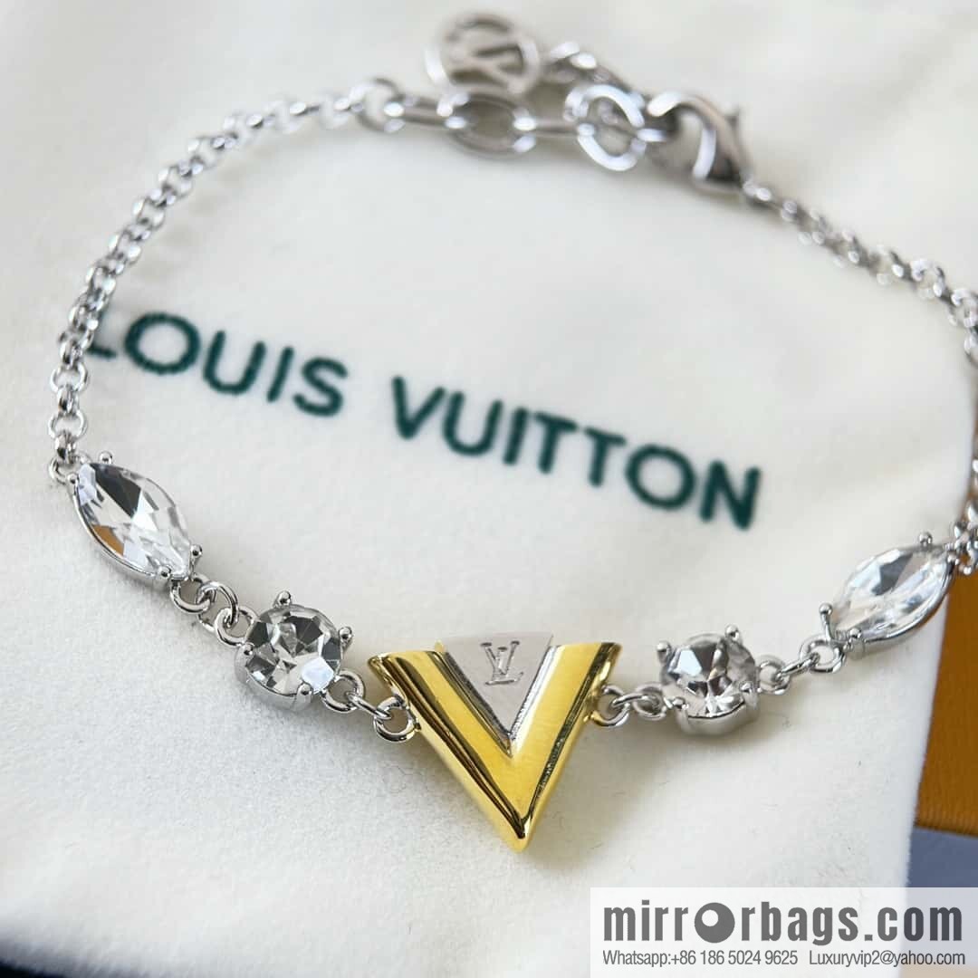 ❗️New ❗️ ☀ Louis Vuitton V letter bracelet ☀