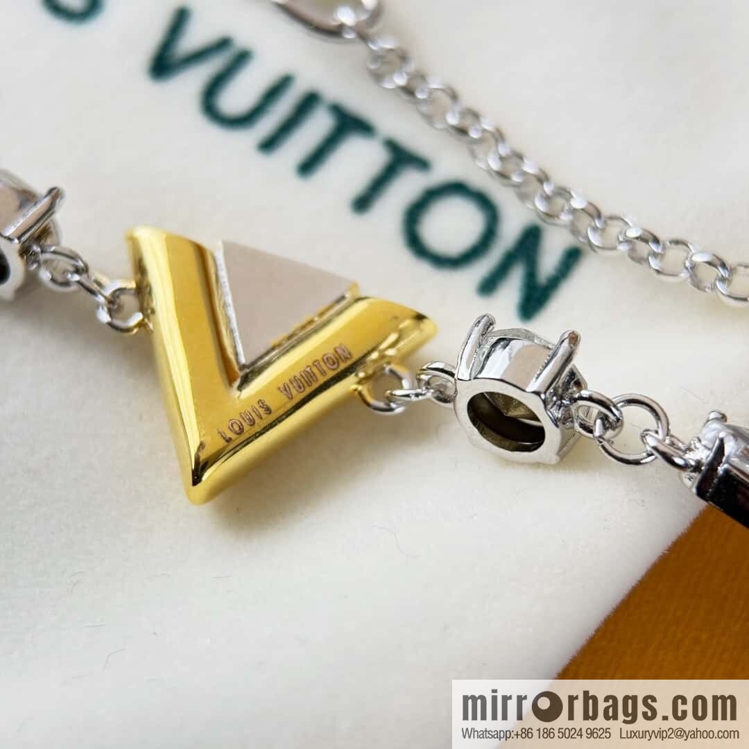 ❗️New ❗️ ☀ Louis Vuitton V letter bracelet ☀