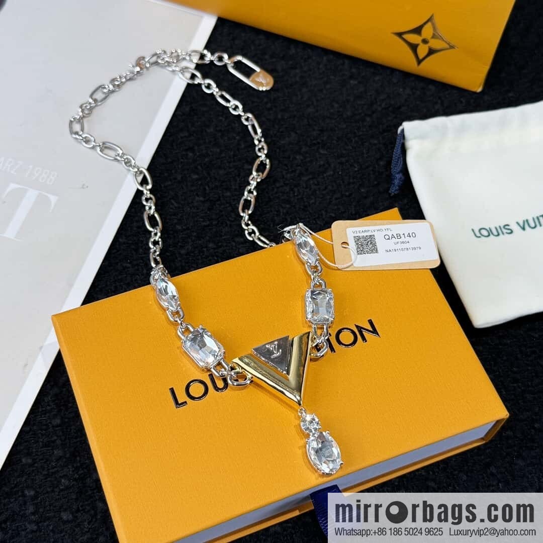 ❗️New ❗️ ☀ Louis Vuitton V letter necklace ☀