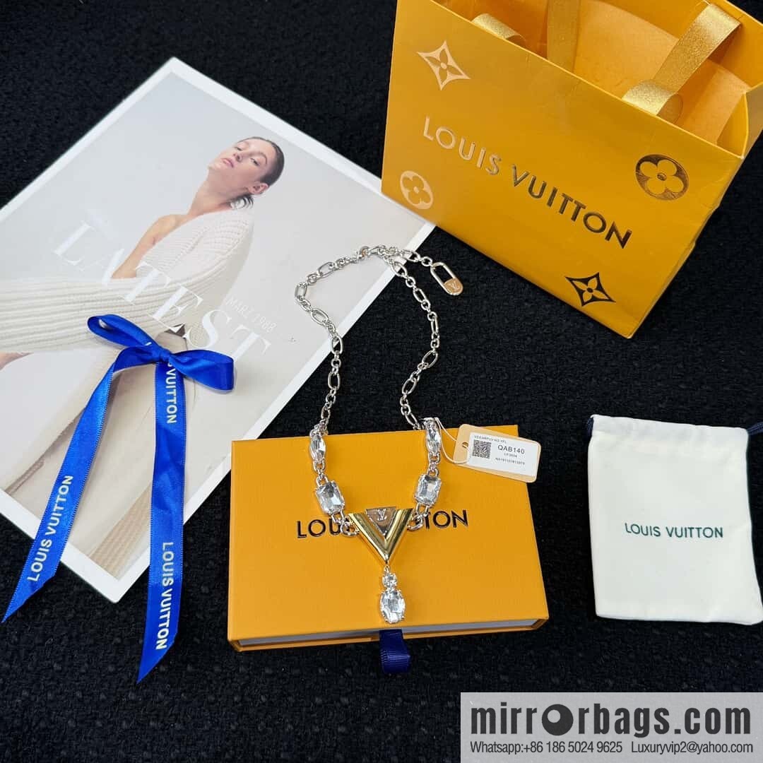 ❗️New ❗️ ☀ Louis Vuitton V letter necklace ☀