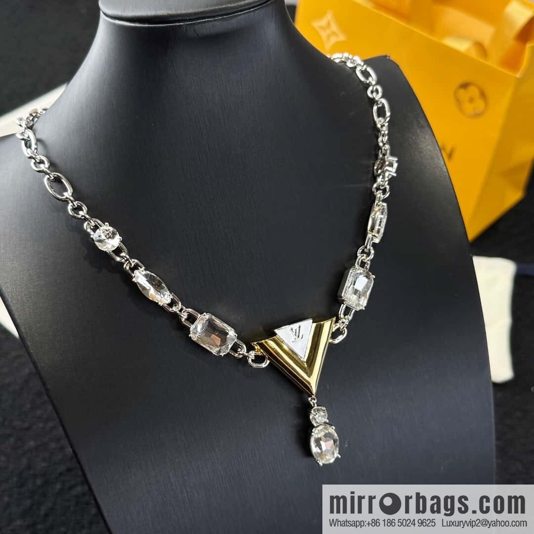 ❗️New ❗️ ☀ Louis Vuitton V letter necklace ☀