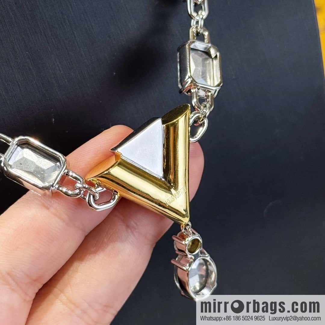 ❗️New ❗️ ☀ Louis Vuitton V letter necklace ☀