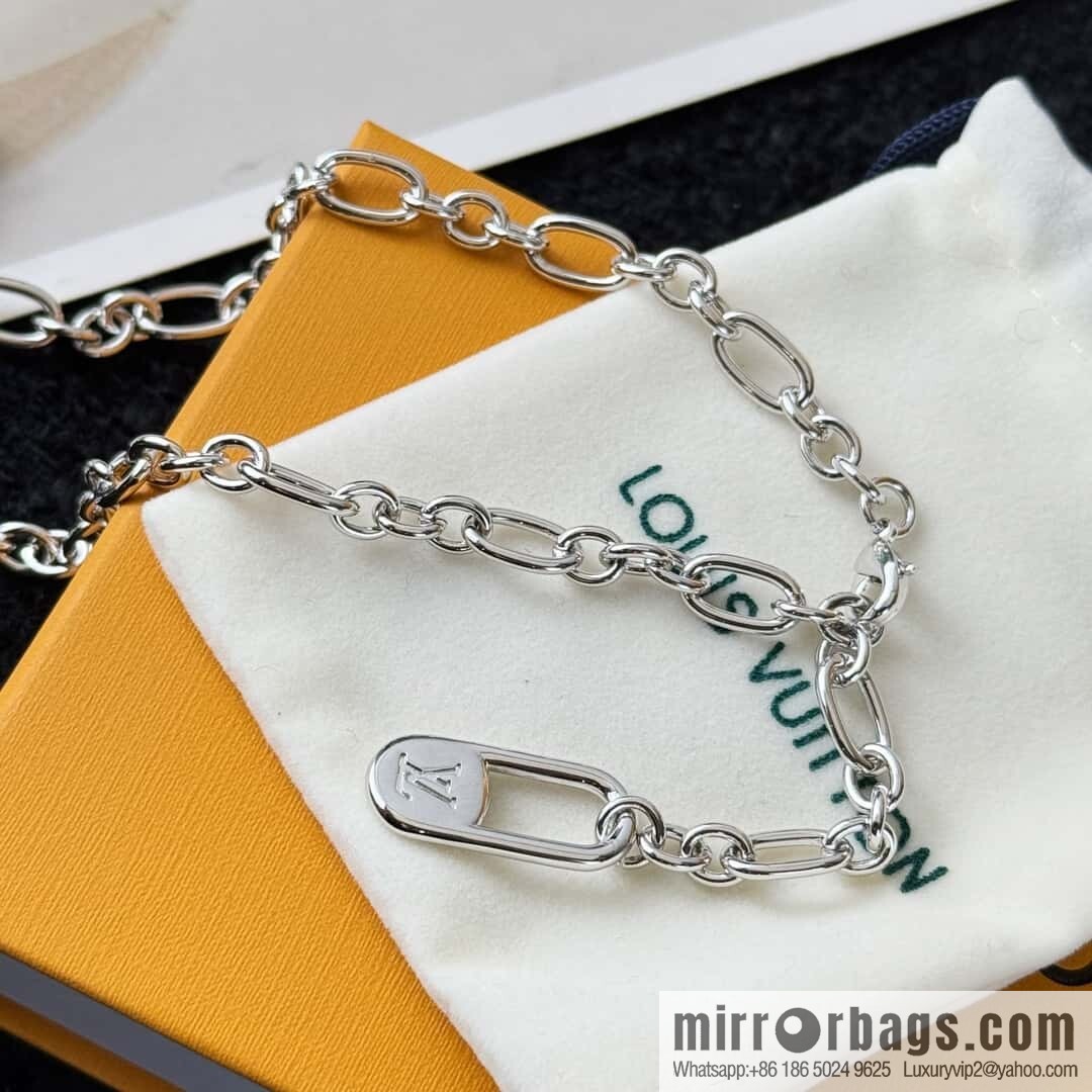 ❗️New ❗️ ☀ Louis Vuitton V letter necklace ☀