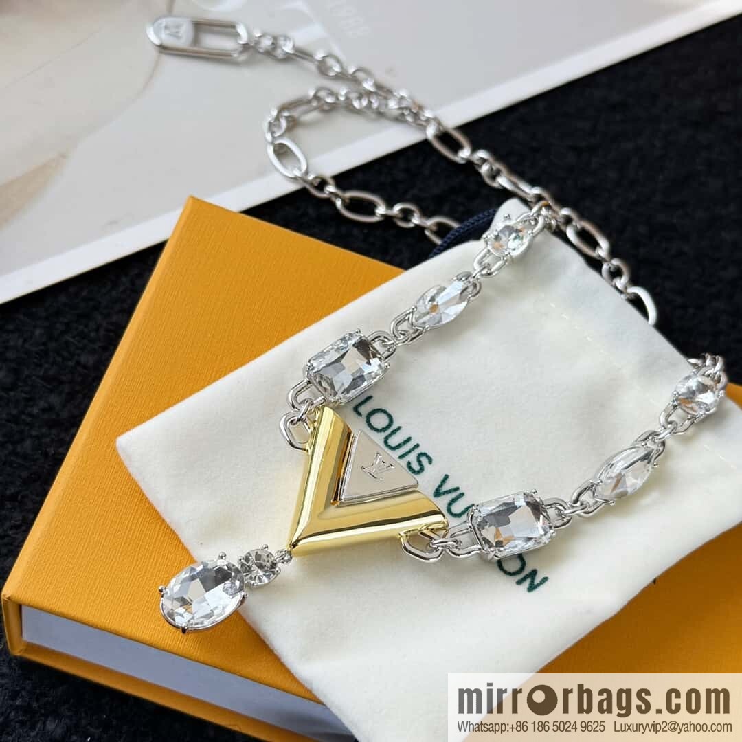 ❗️New ❗️ ☀ Louis Vuitton V letter necklace ☀