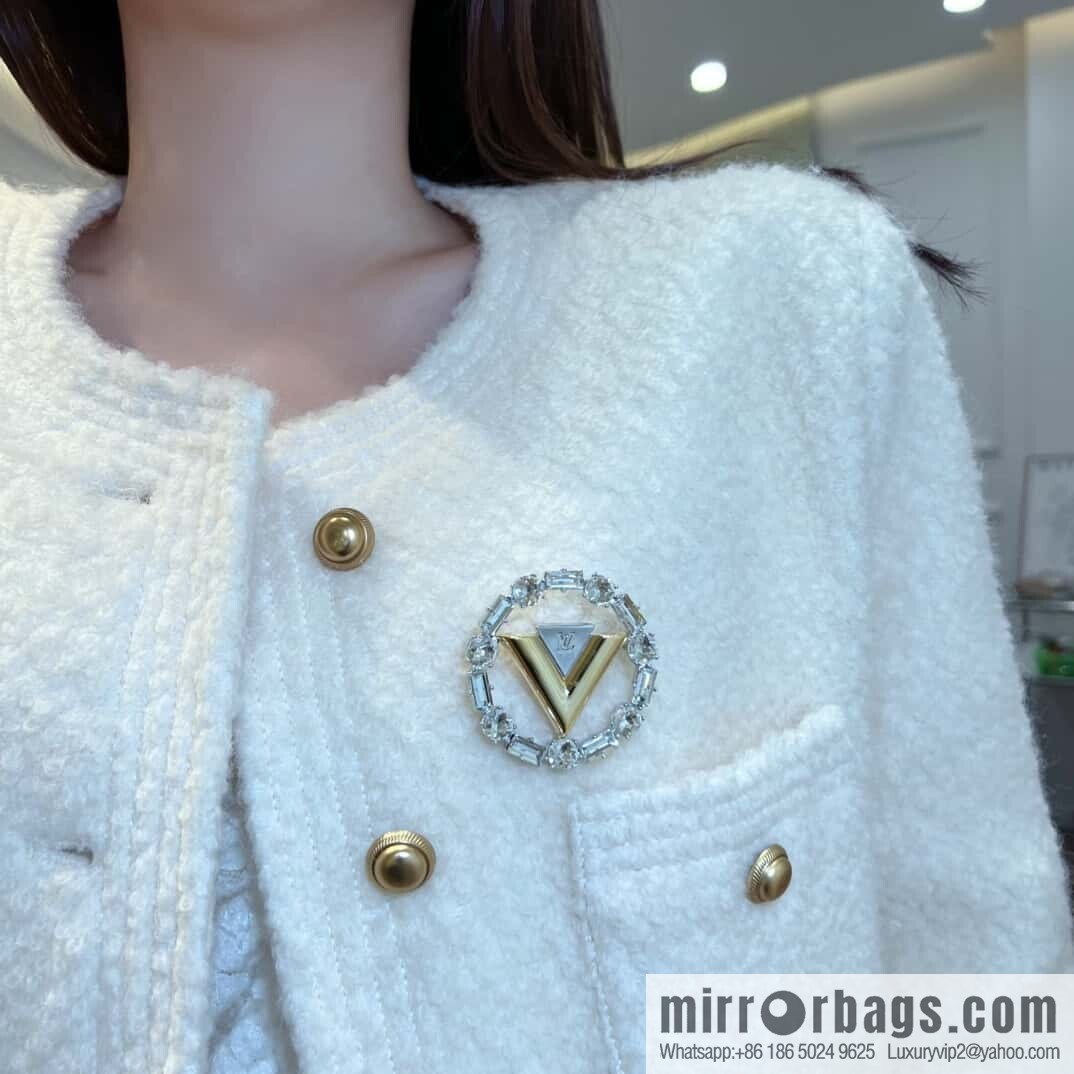 ❗️New ❗️ ☀ Louis Vuitton V Letter Brooch ☀