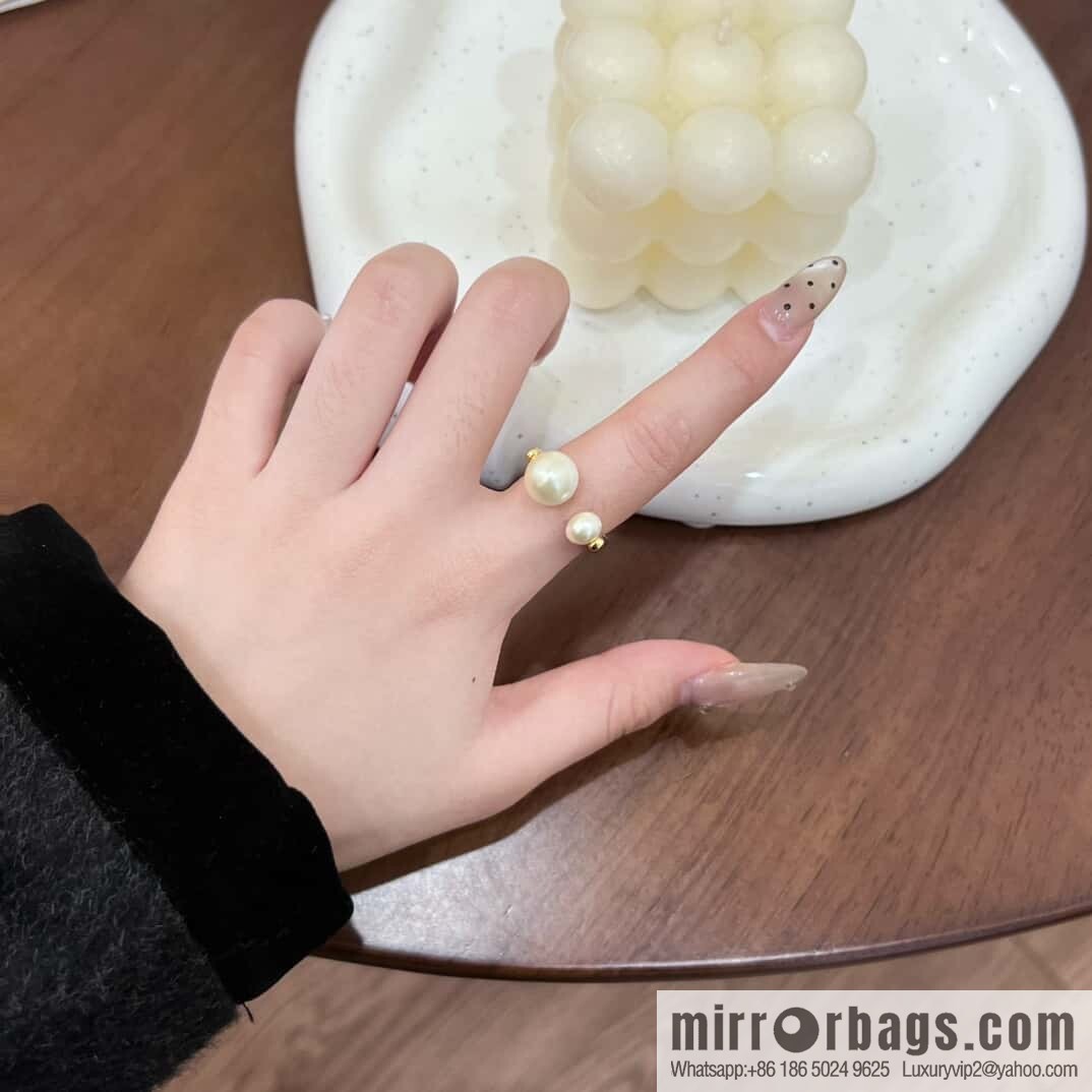 ☀️New ☑️ Dior pearl ring