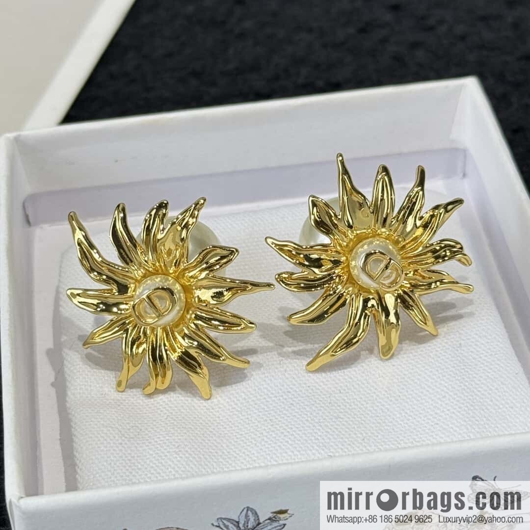 ❗️New ❗️ Dior stud earrings ☀️ New ☑️ Dior Dior pearl sunflower stud earrings ☀️