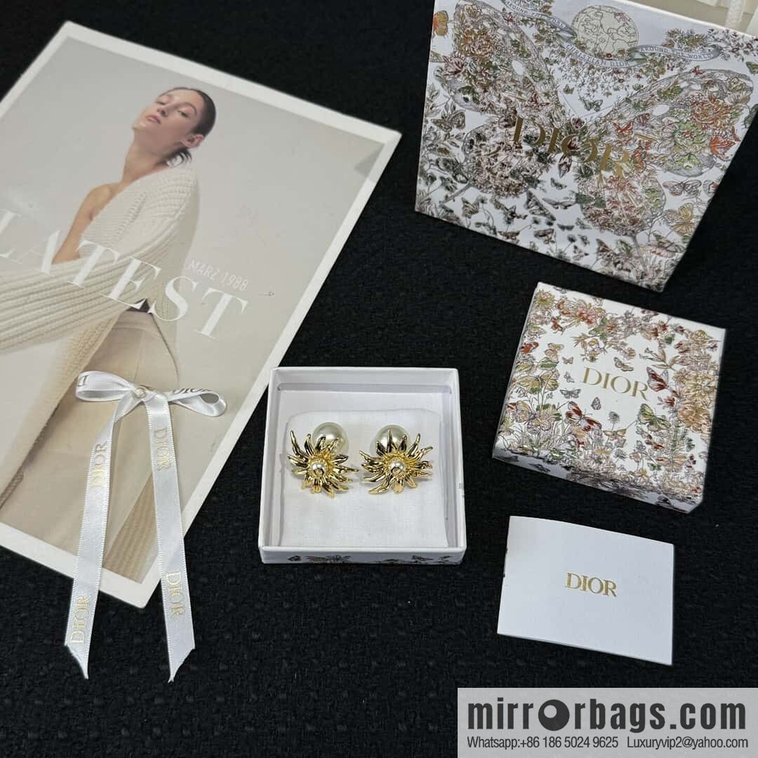 ❗️New ❗️ Dior stud earrings ☀️ New ☑️ Dior Dior pearl sunflower stud earrings ☀️