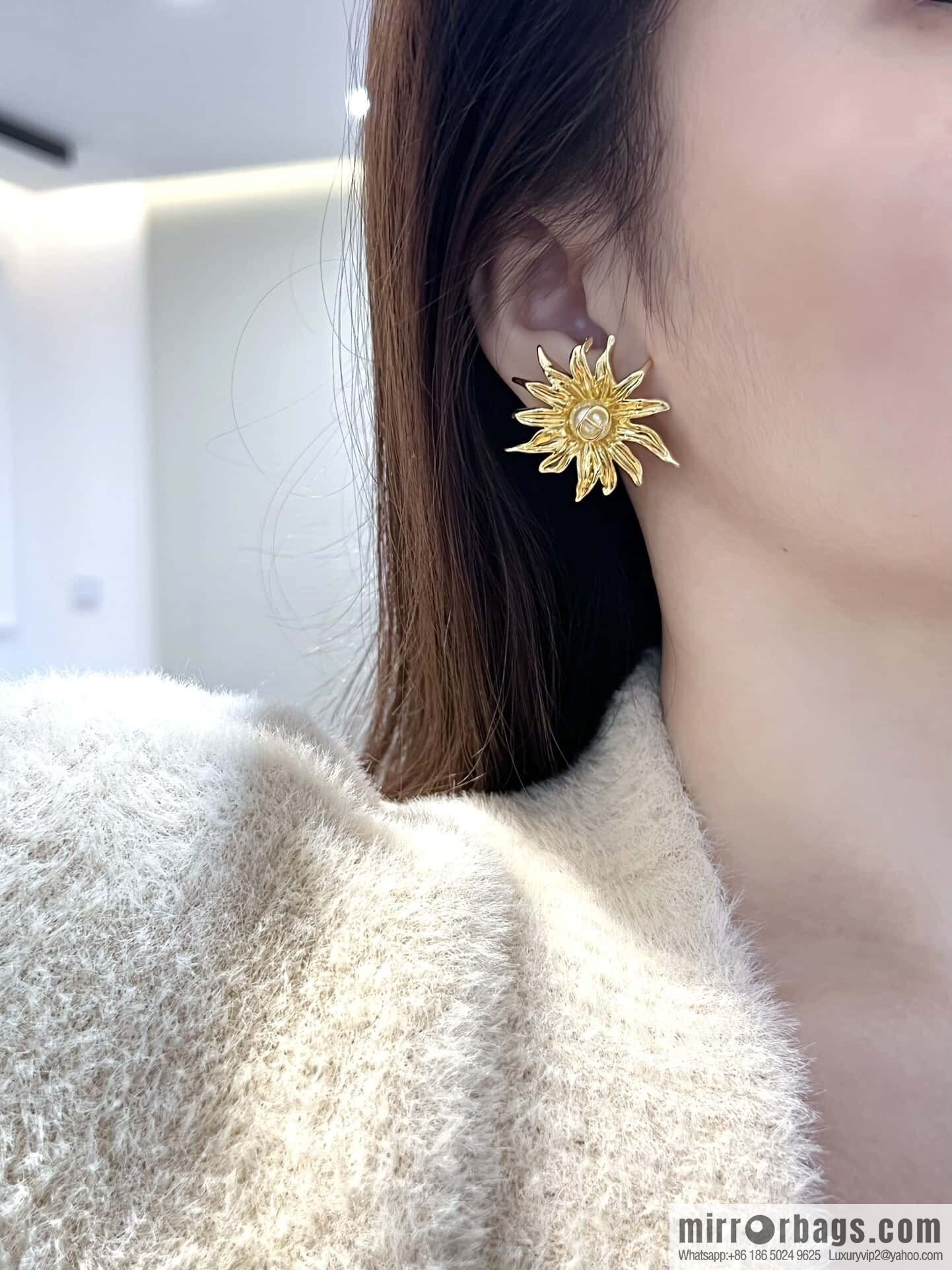 ❗️New ❗️ Dior stud earrings ☀️ New ☑️ Dior Dior pearl sunflower stud earrings ☀️