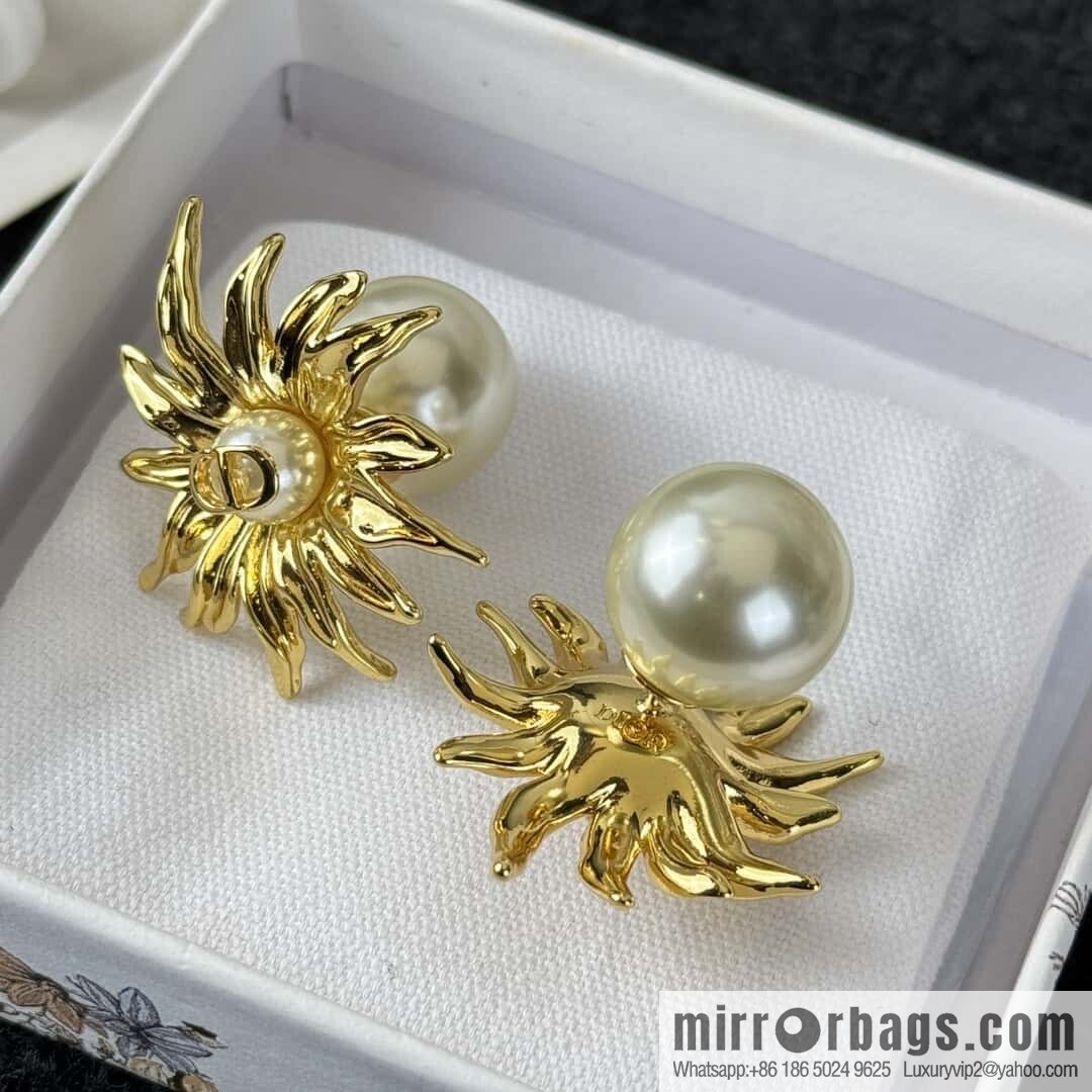 ❗️New ❗️ Dior stud earrings ☀️ New ☑️ Dior Dior pearl sunflower stud earrings ☀️